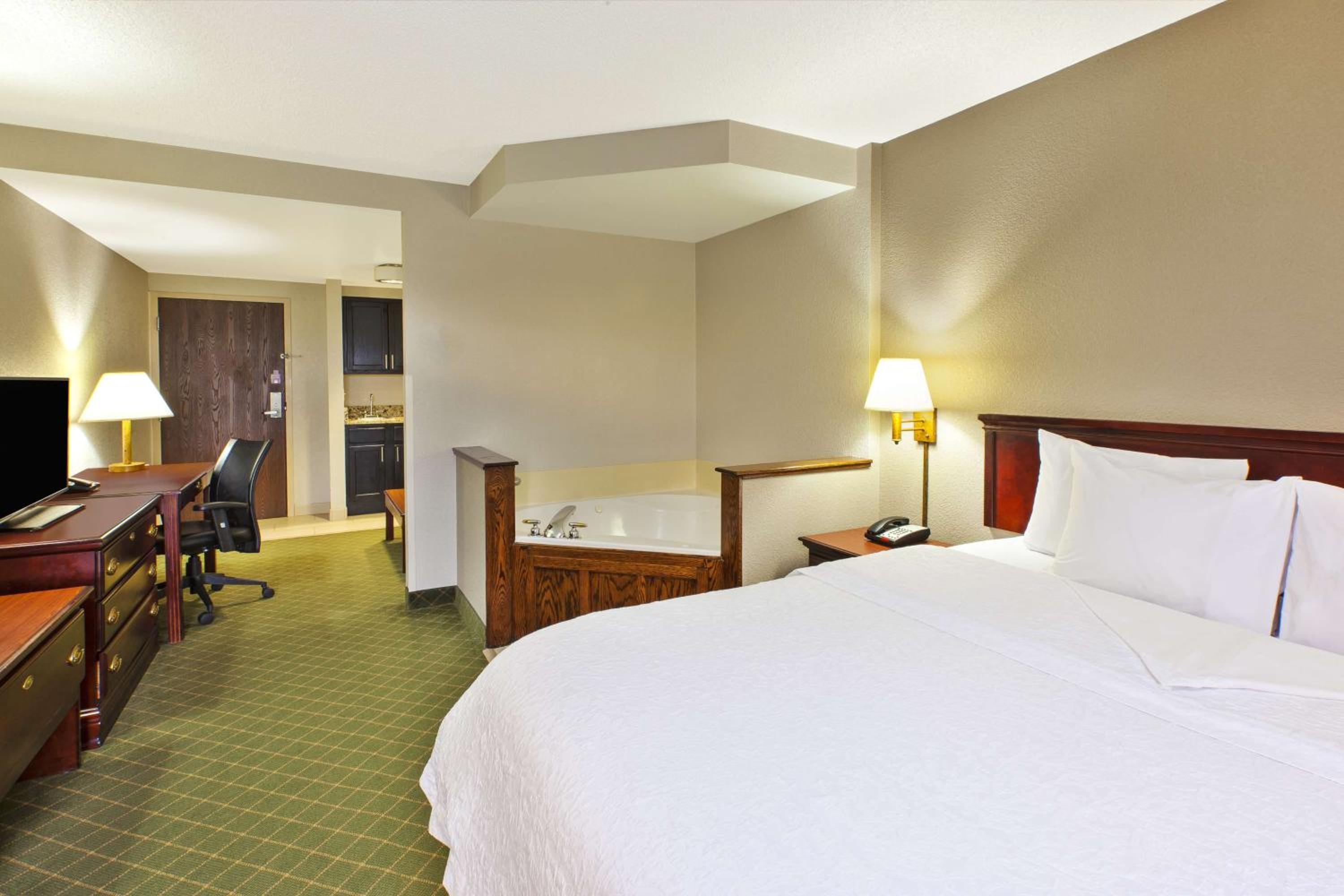 King Studio Suite With Whirlpool - Non-Smoking
