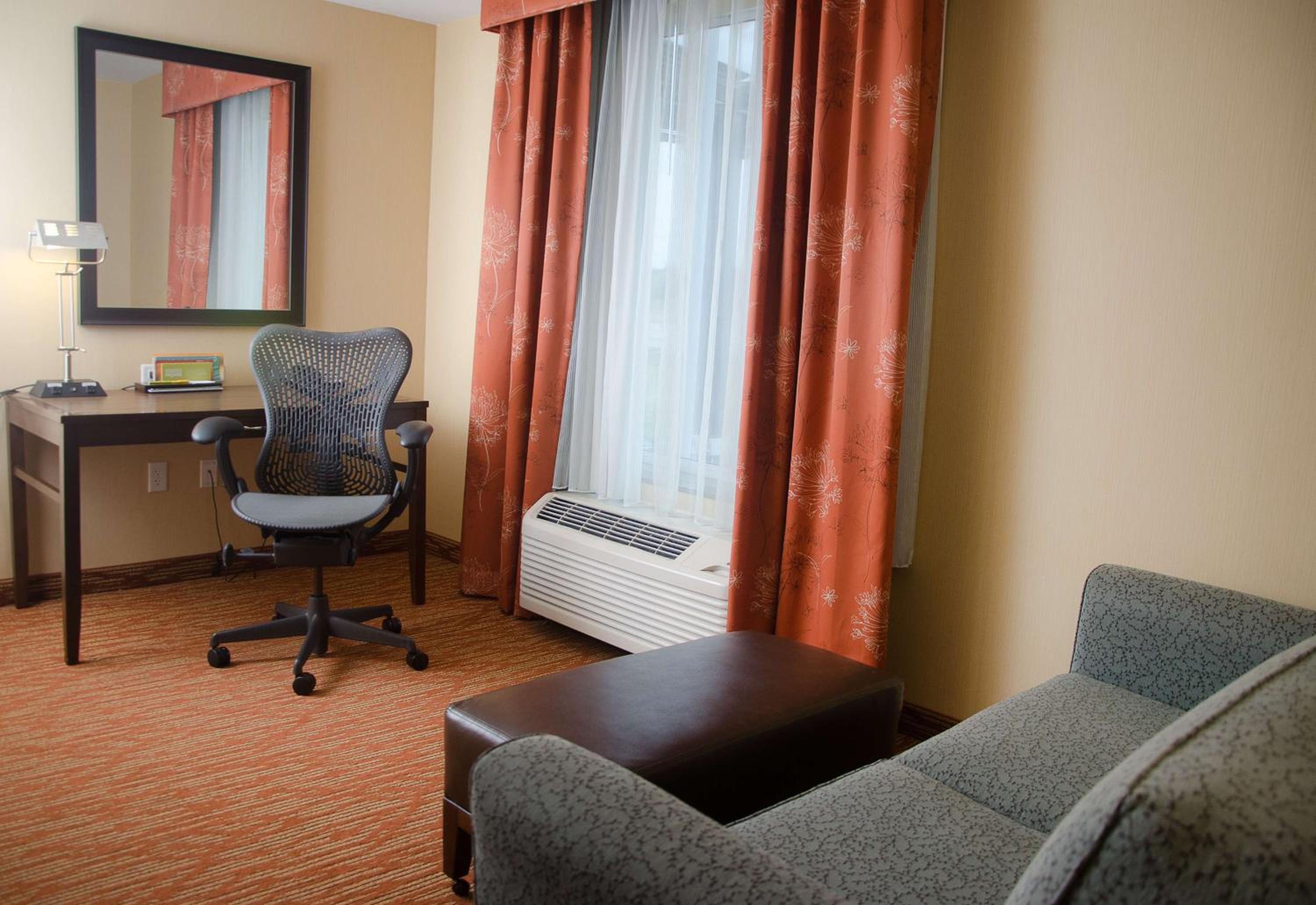 King Business Suite with Sofabed - Photo 1