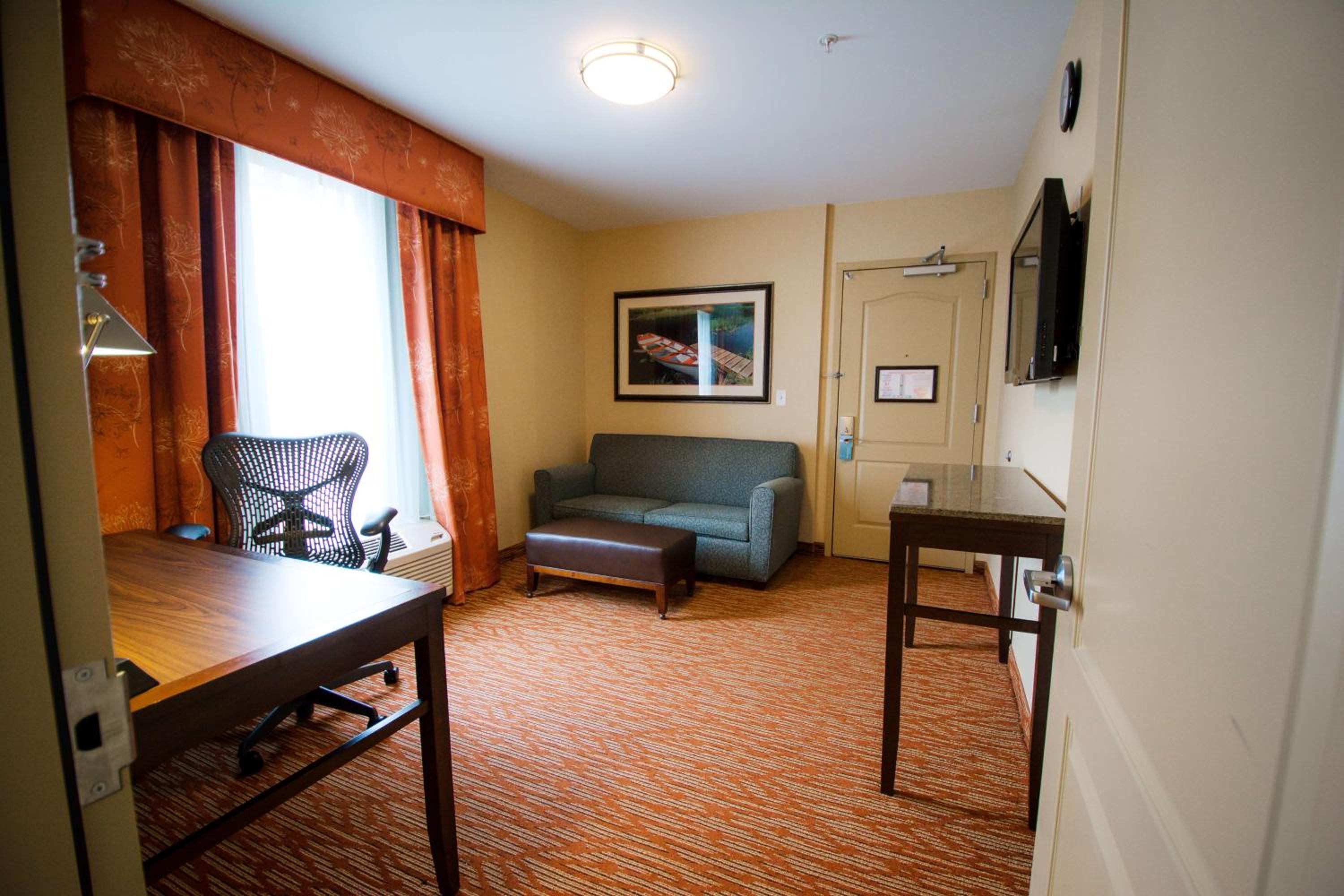 King Business Suite with Sofabed - Photo 2