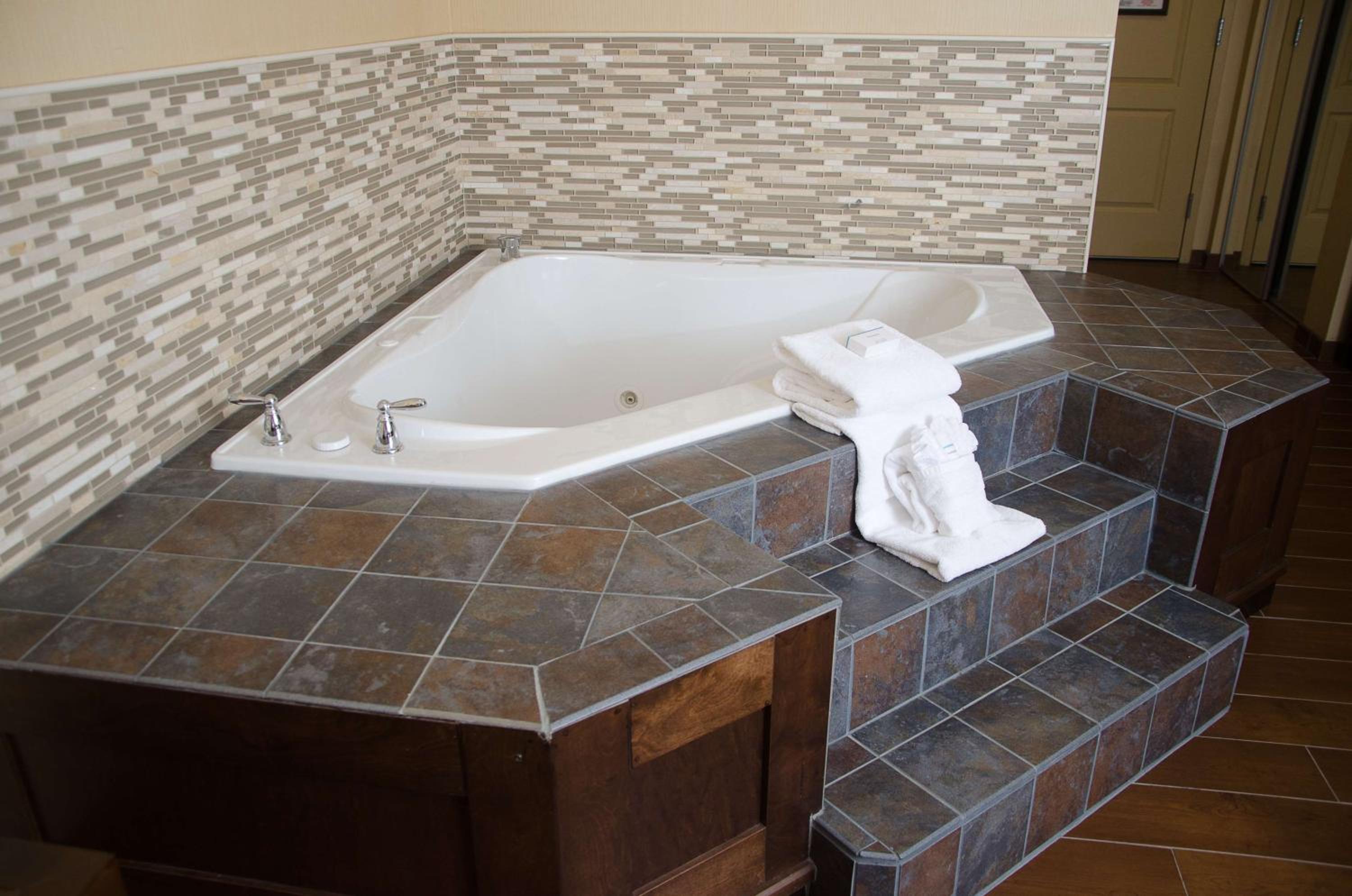 King Room with Whirlpool - Photo 5