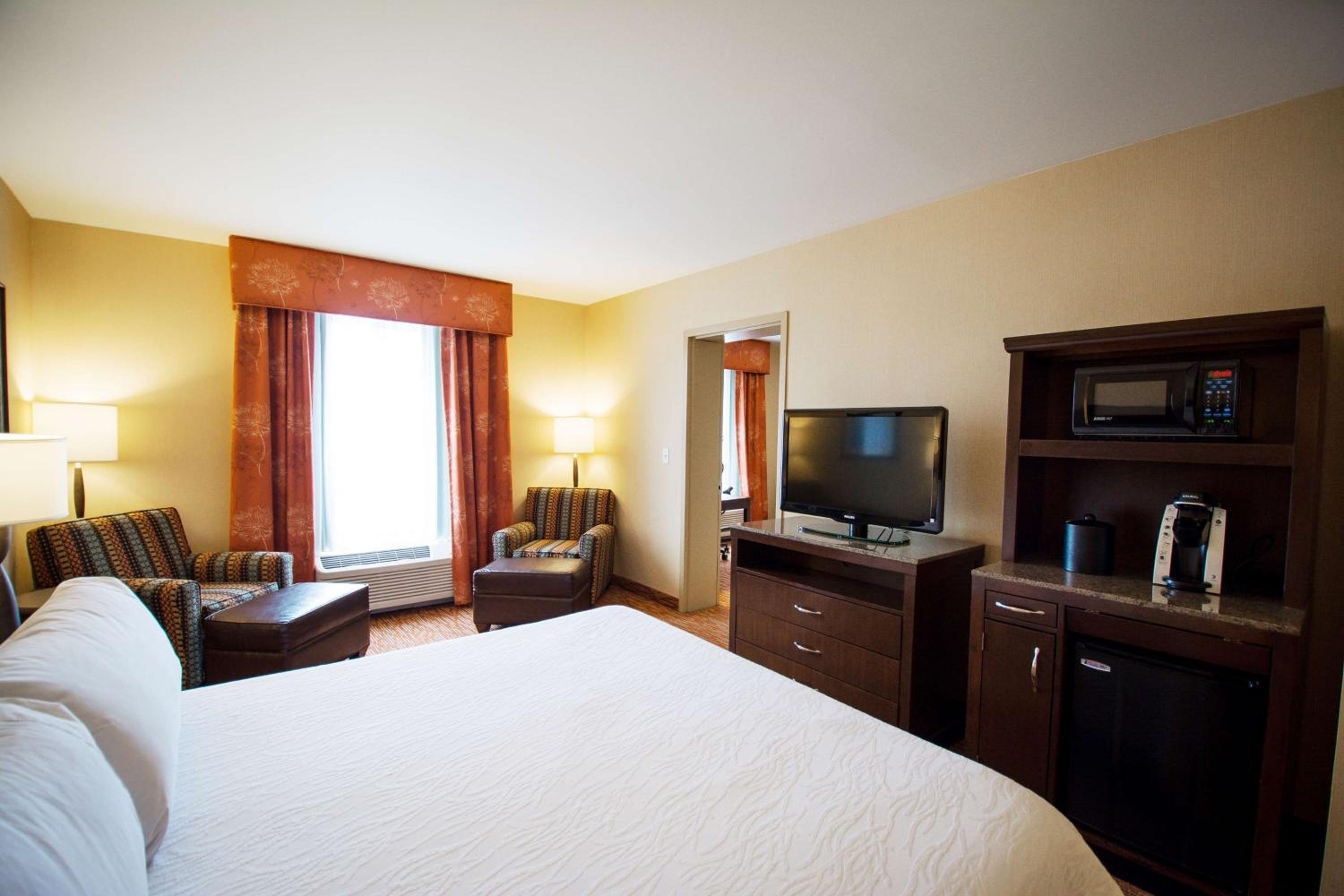 King Business Suite with Sofabed - Photo 3