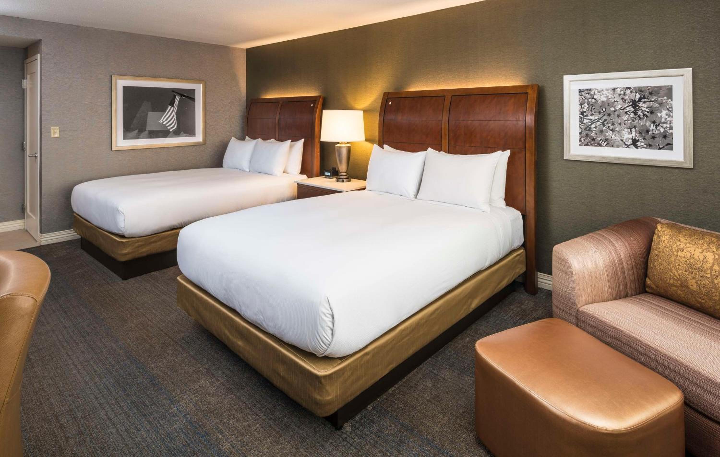 Queen Room with Two Queen Beds - Photo 4