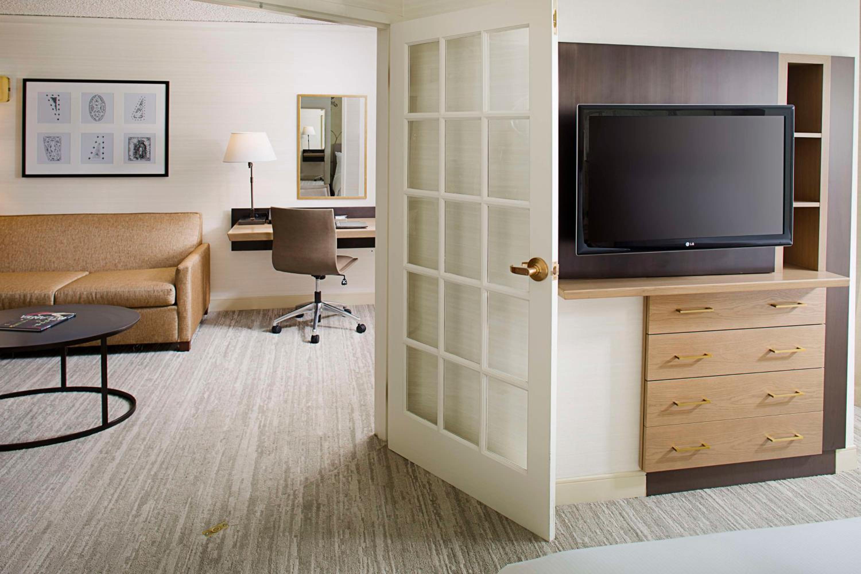 One-Bedroom King Suite with Bath Tub - Disability Access - Photo 4