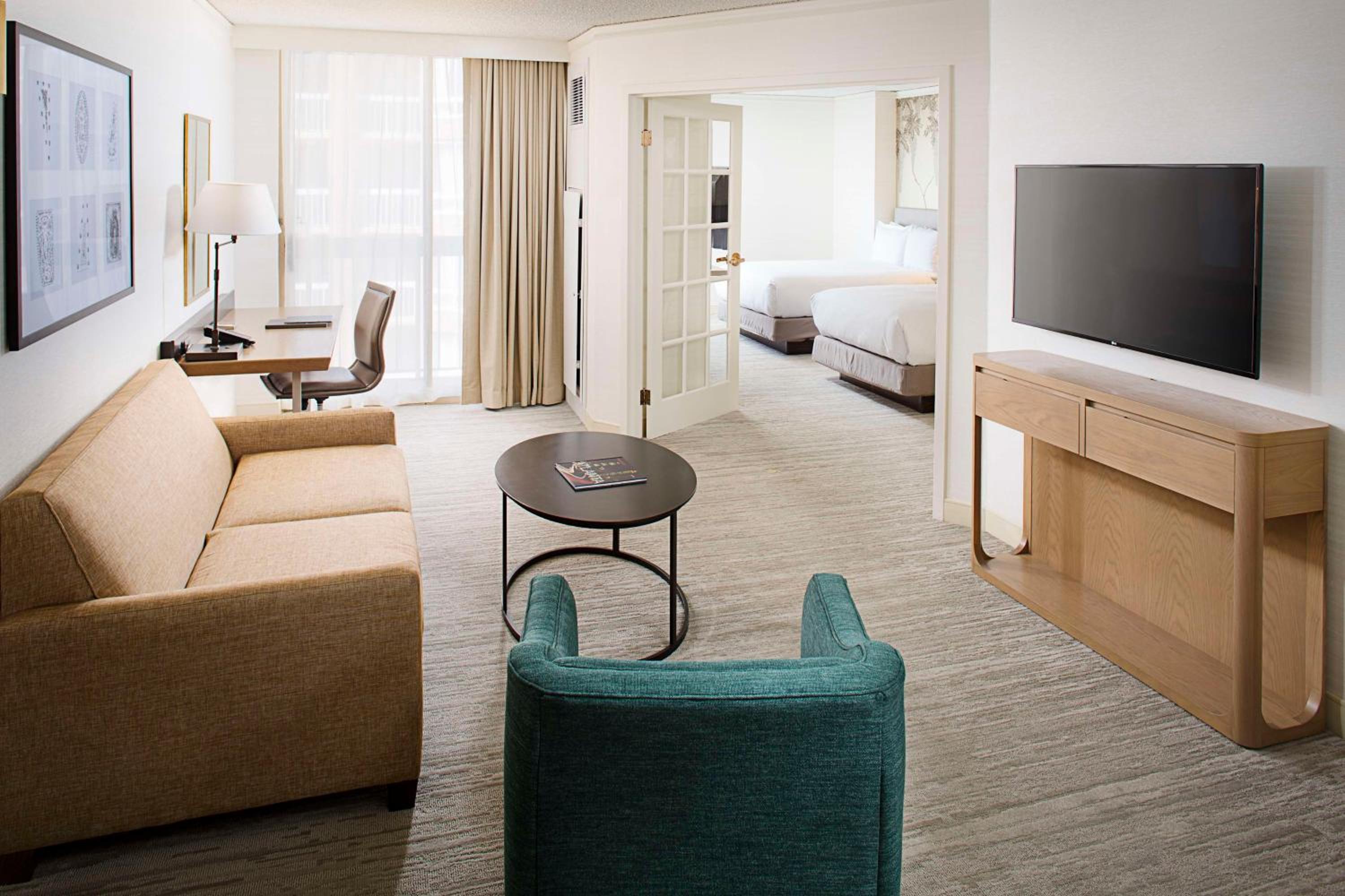 Executive One-Bedroom Suite with Two Double Beds - Photo 2