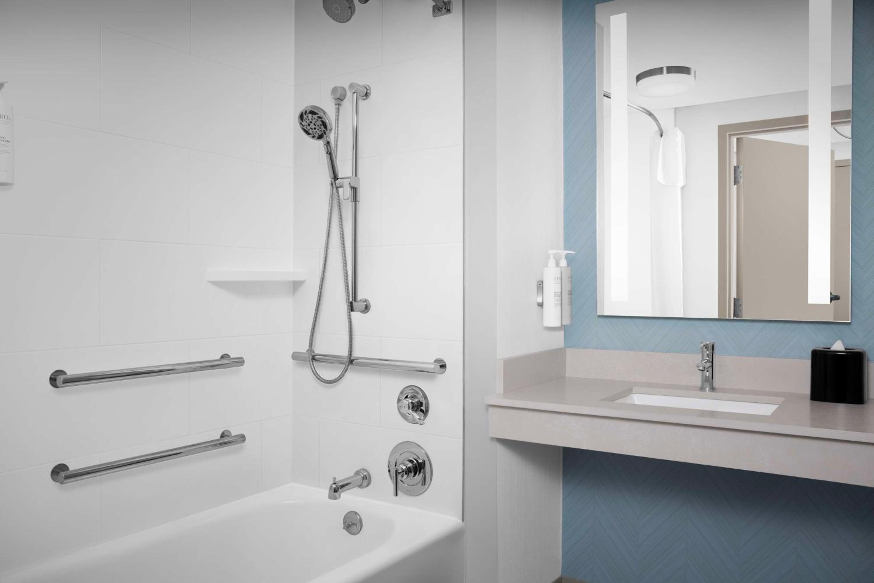 King Room with Bath Tub - Mobility/Hearing Access - Photo 4