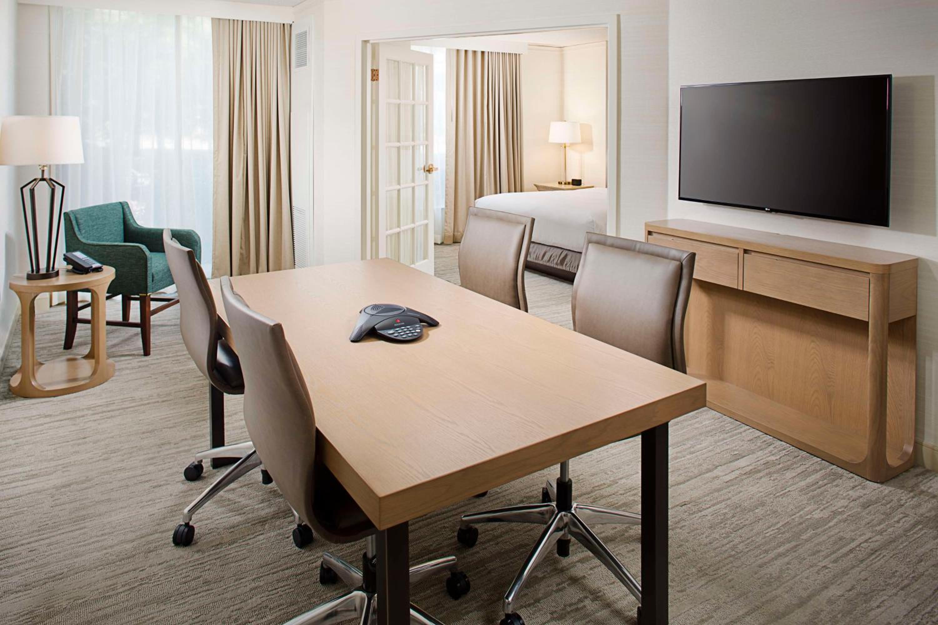 Deluxe King Suite - Photo 2