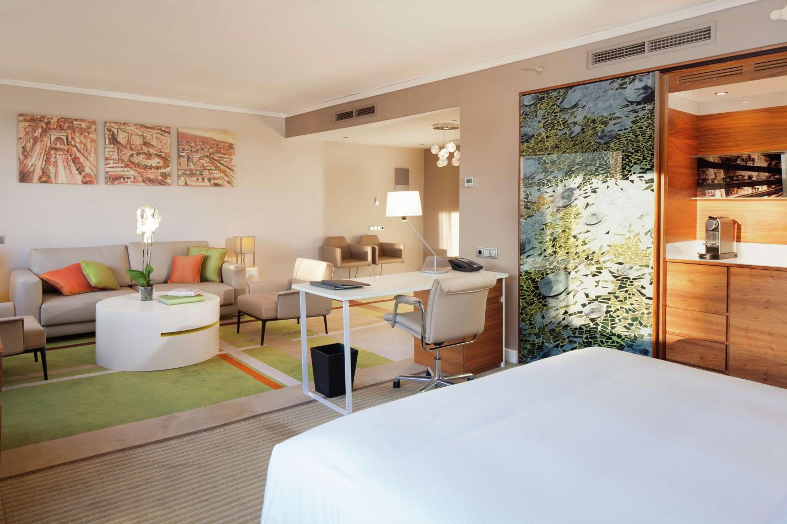 Master King Suite with Lounge Access thumbnail 5