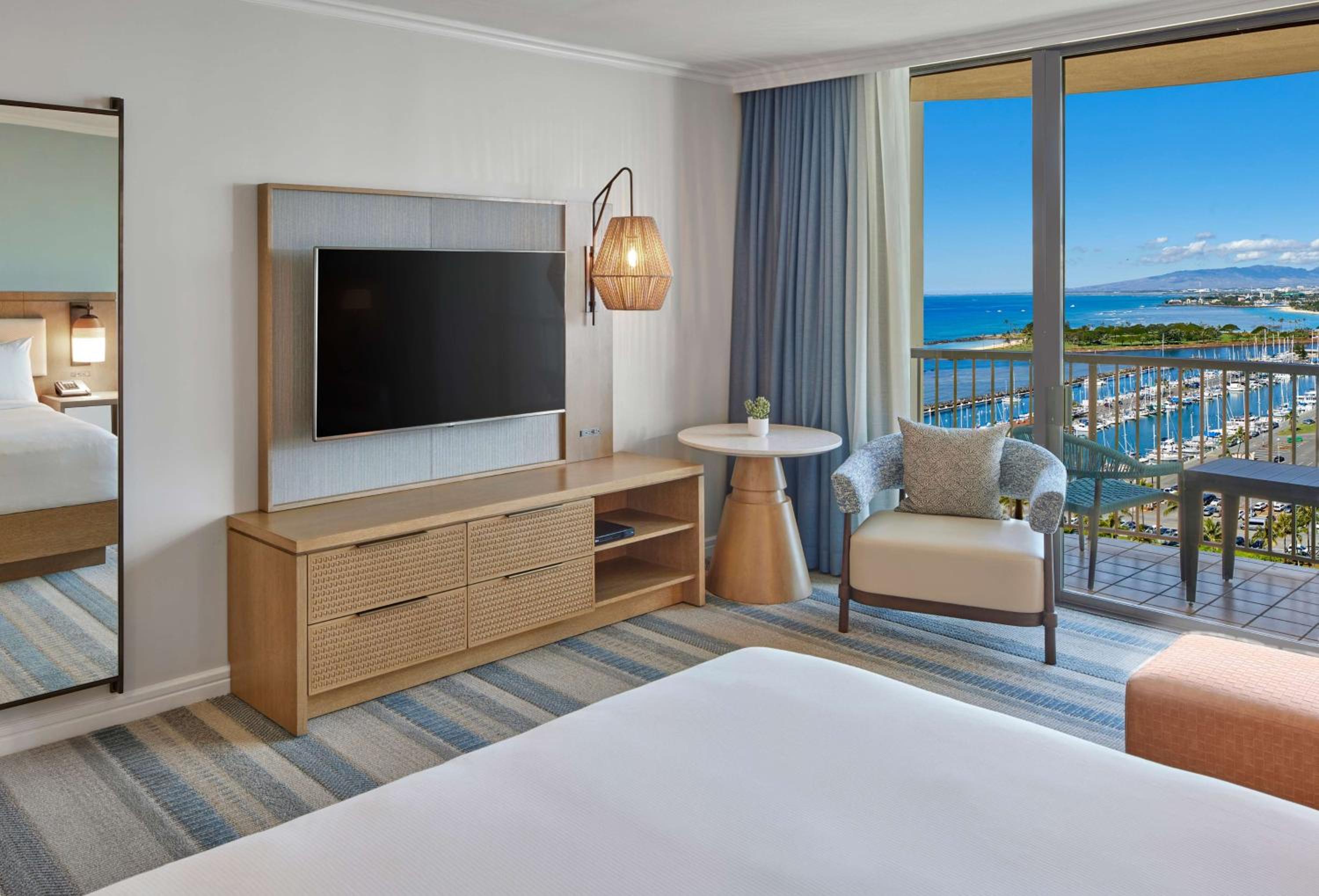 Rainbow Kai Lagoon View With One King Bed - Mobility Accessible Tub