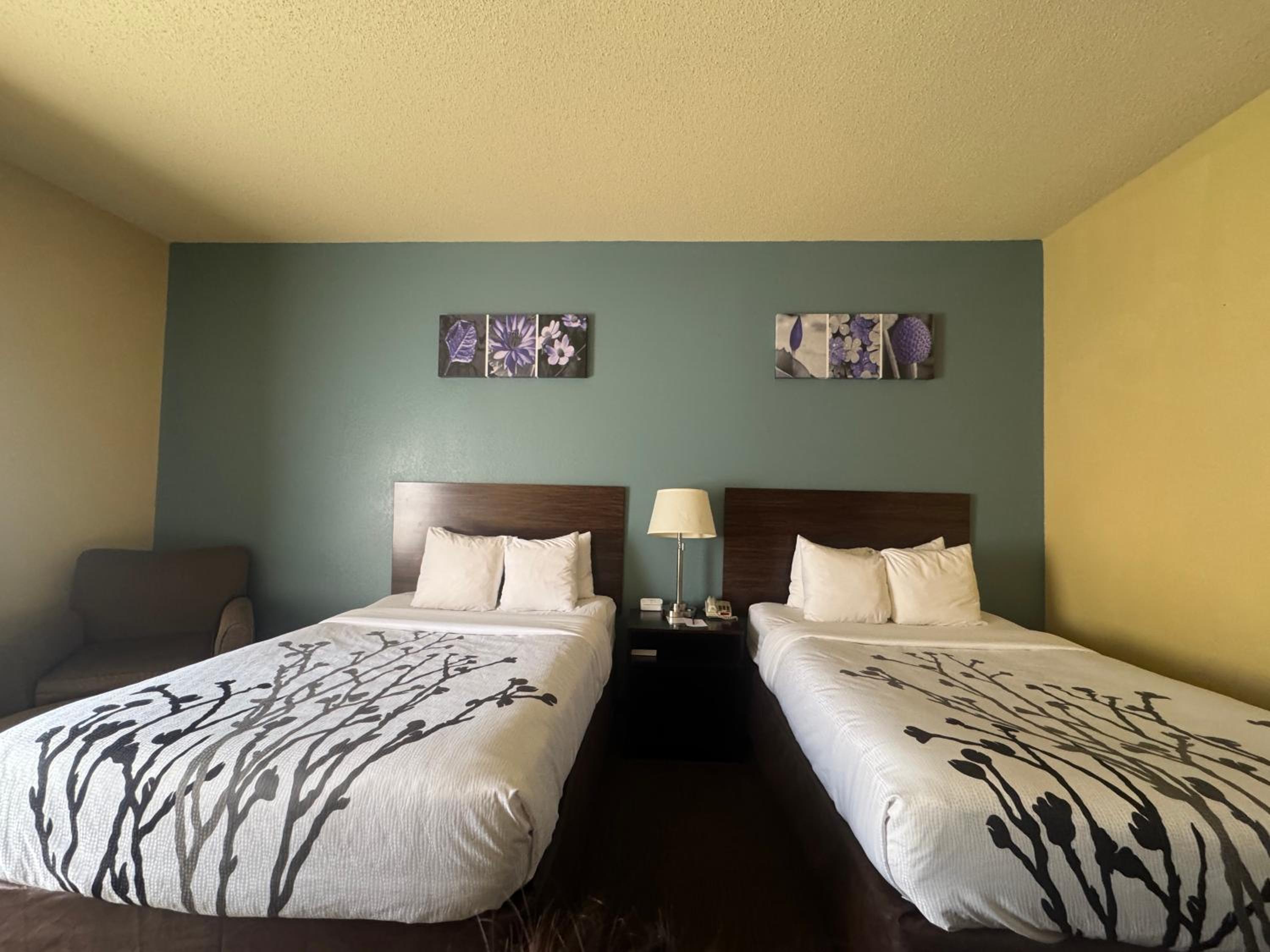 Double Room with Two Double Beds - Non-Smoking - Photo 4