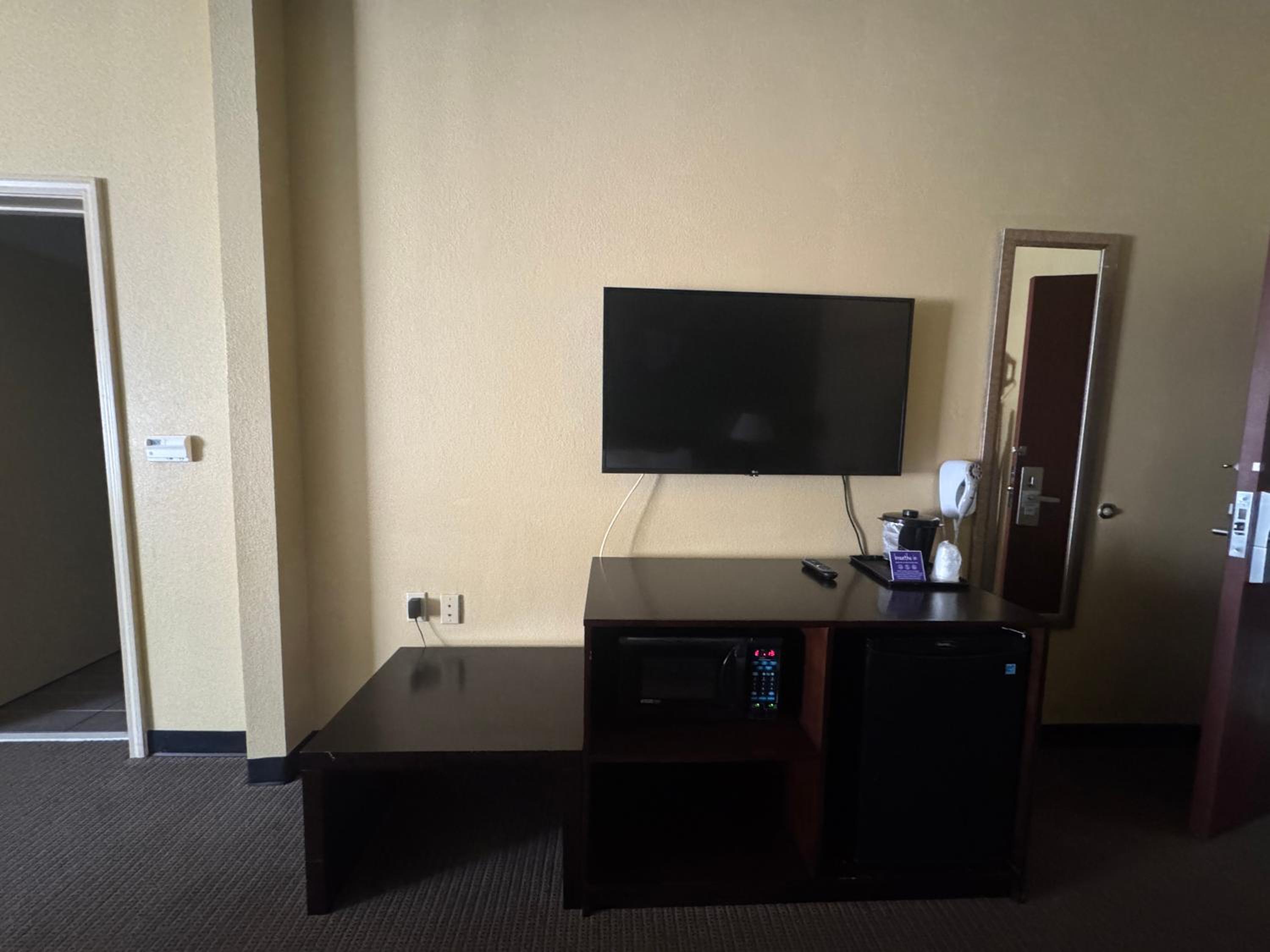 Quadruple Room with One King Bed and One Double Bed - Accessible/Non-Smoking - Photo 4