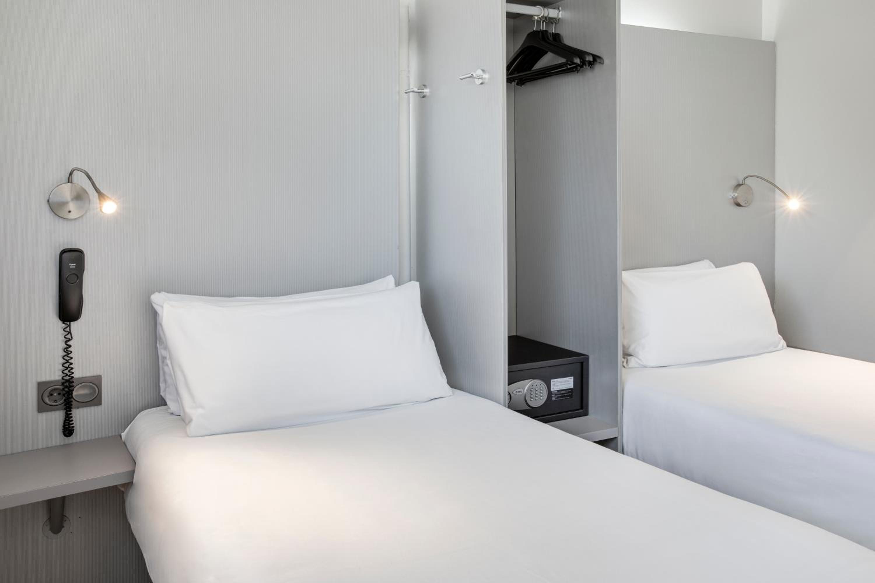 Twin Room - Photo 5