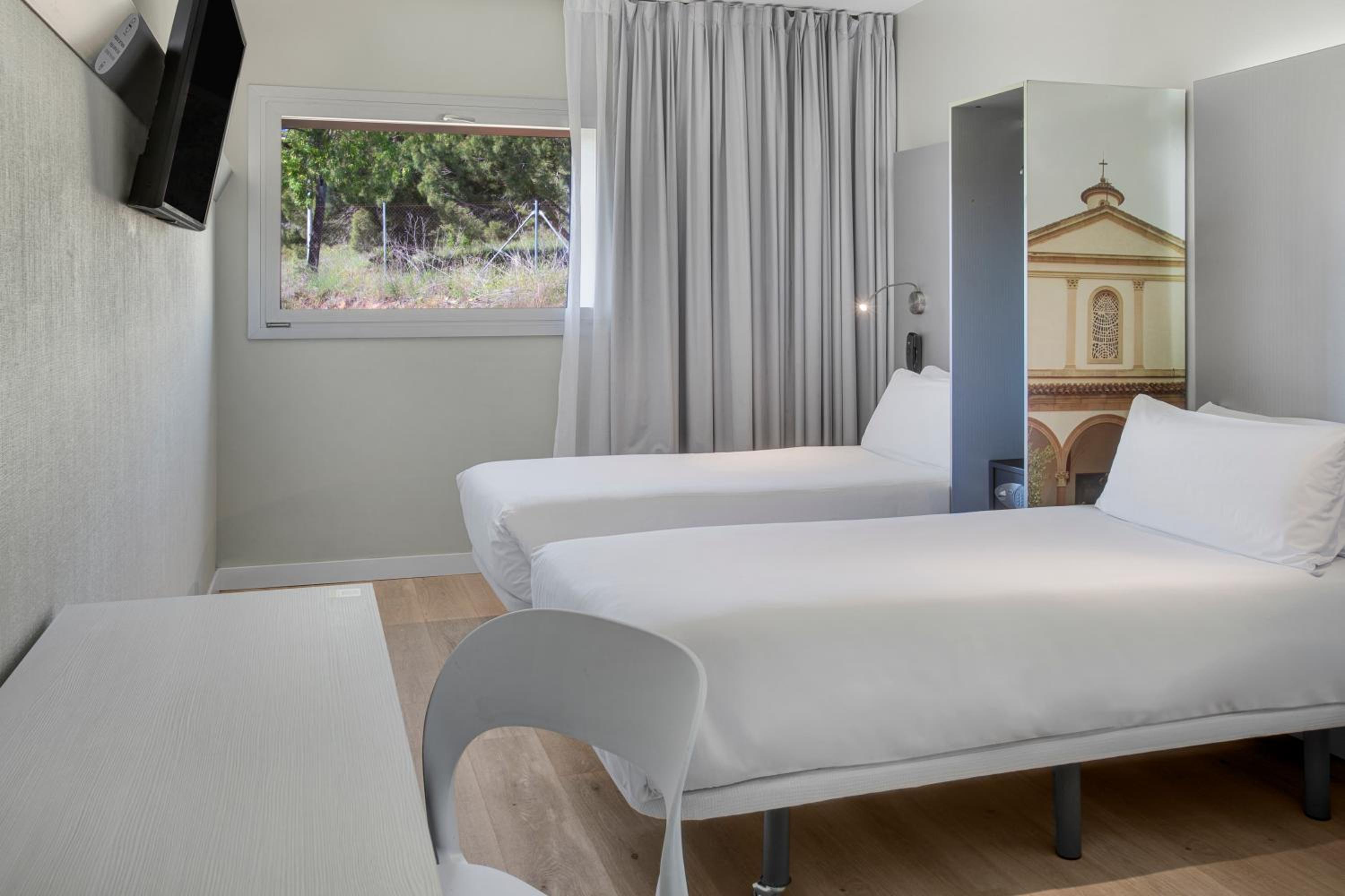 Twin Room - Photo 2
