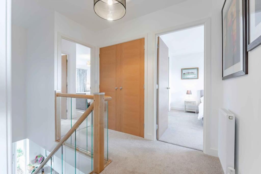 Three-Bedroom House photo 2