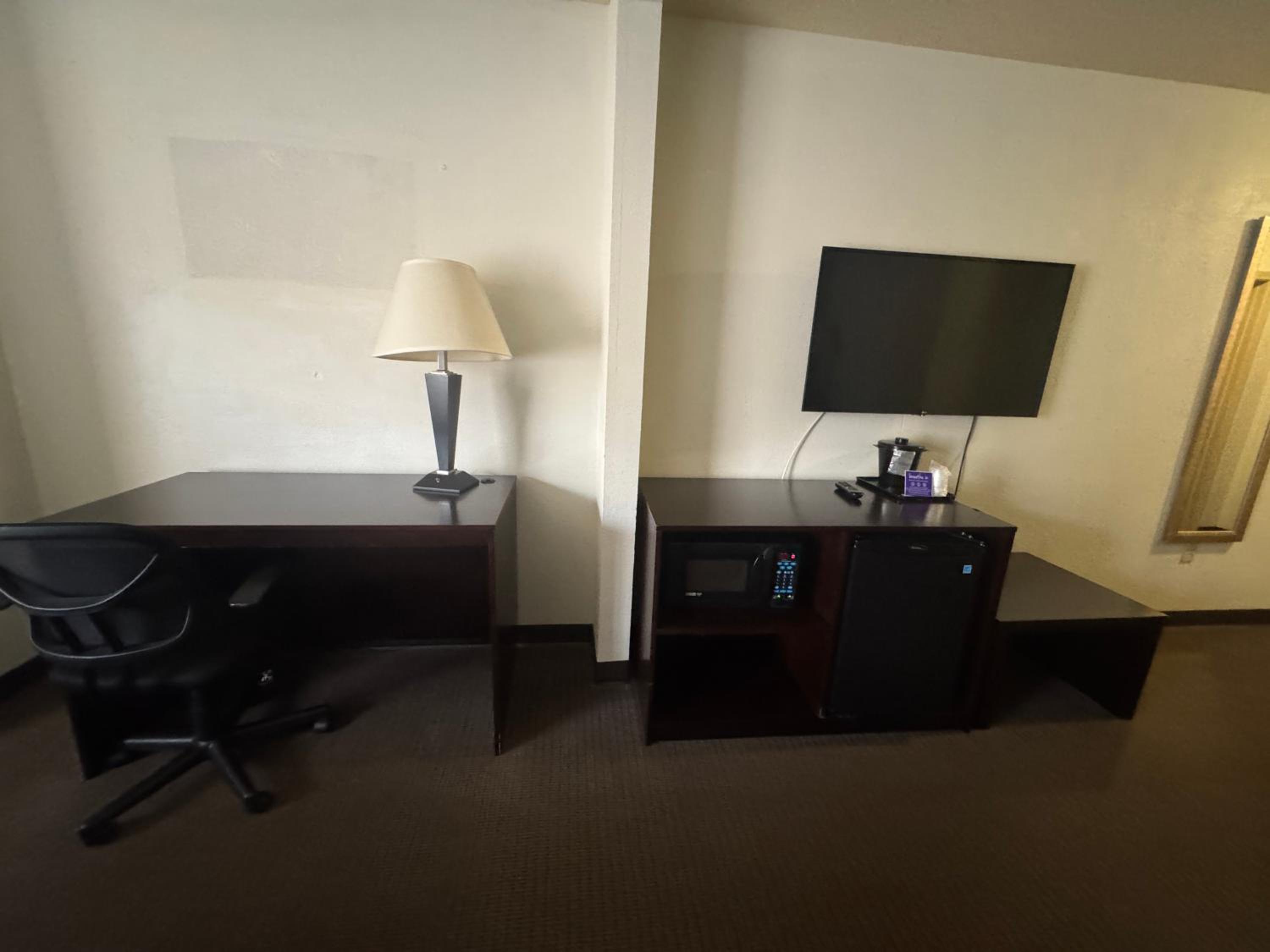 King Suite with Sofa Bed - Non Smoking - Photo 5