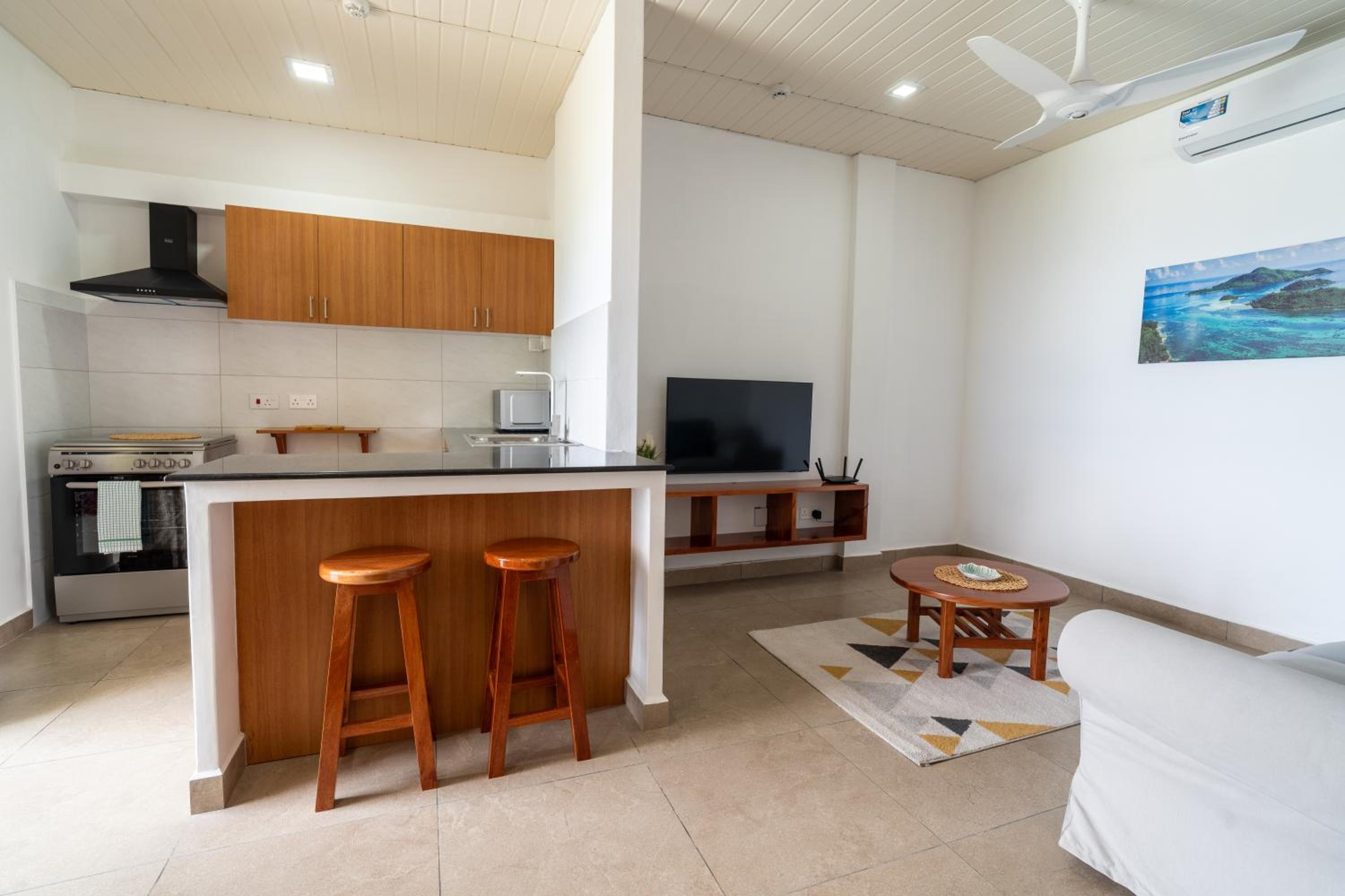 One-Bedroom Apartment with Sea View and Balcony photo 3