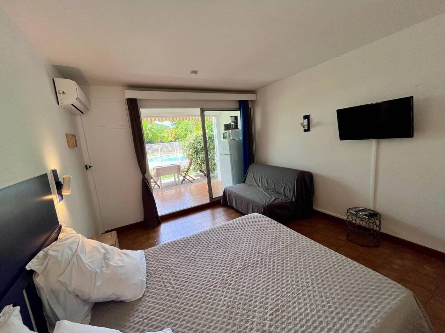 Studio Apartment photo 1