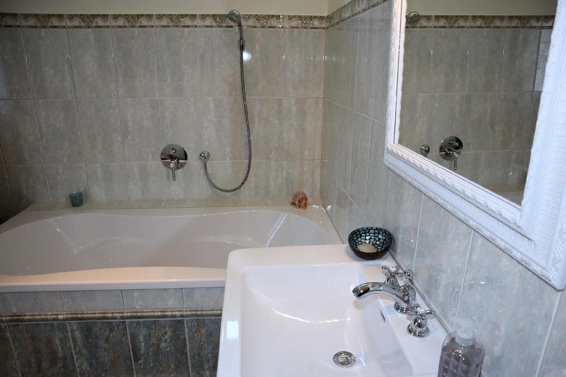 Three-Bedroom Vacation Home  photo 2