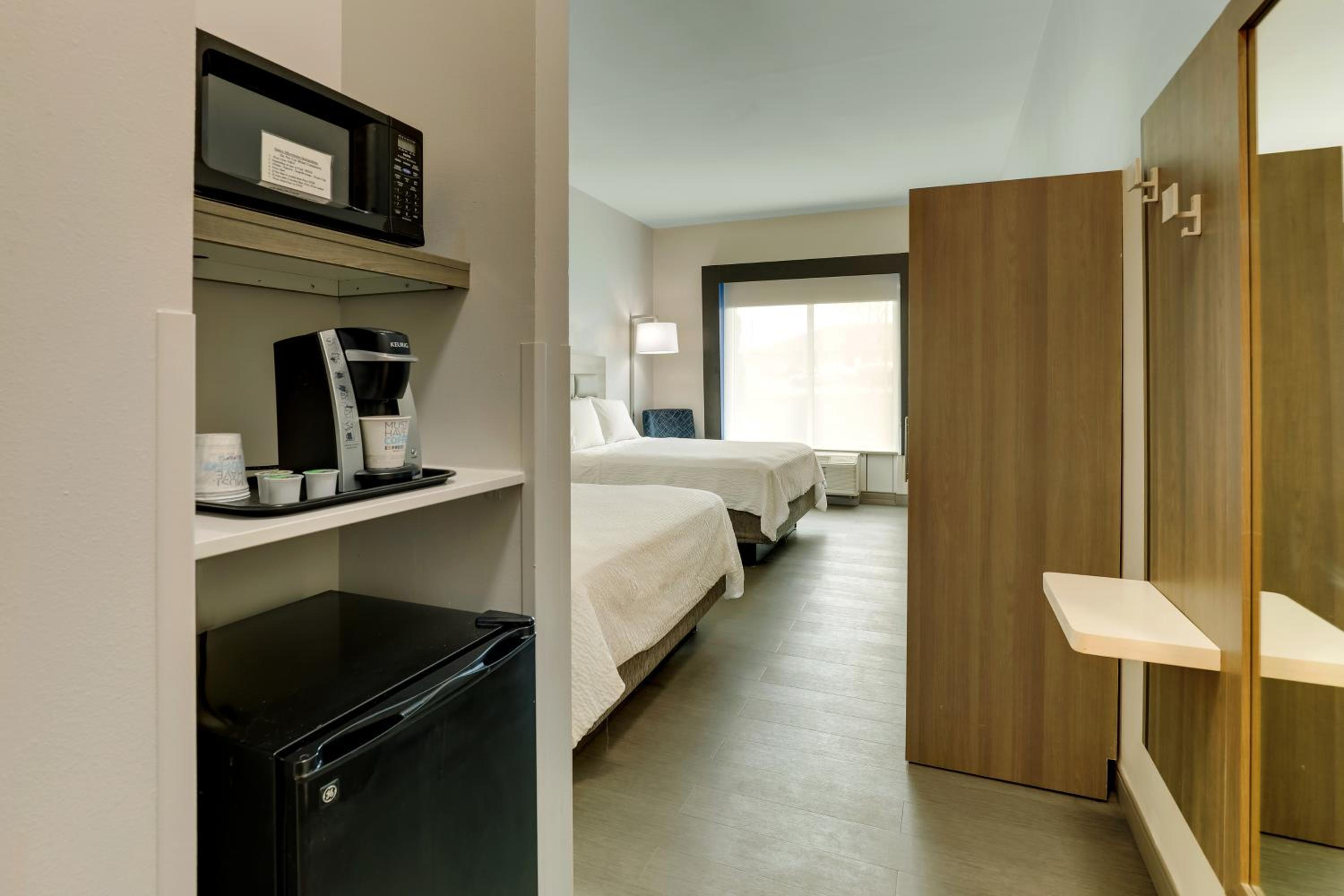 Standard Room with Two Queen Beds - Photo 1