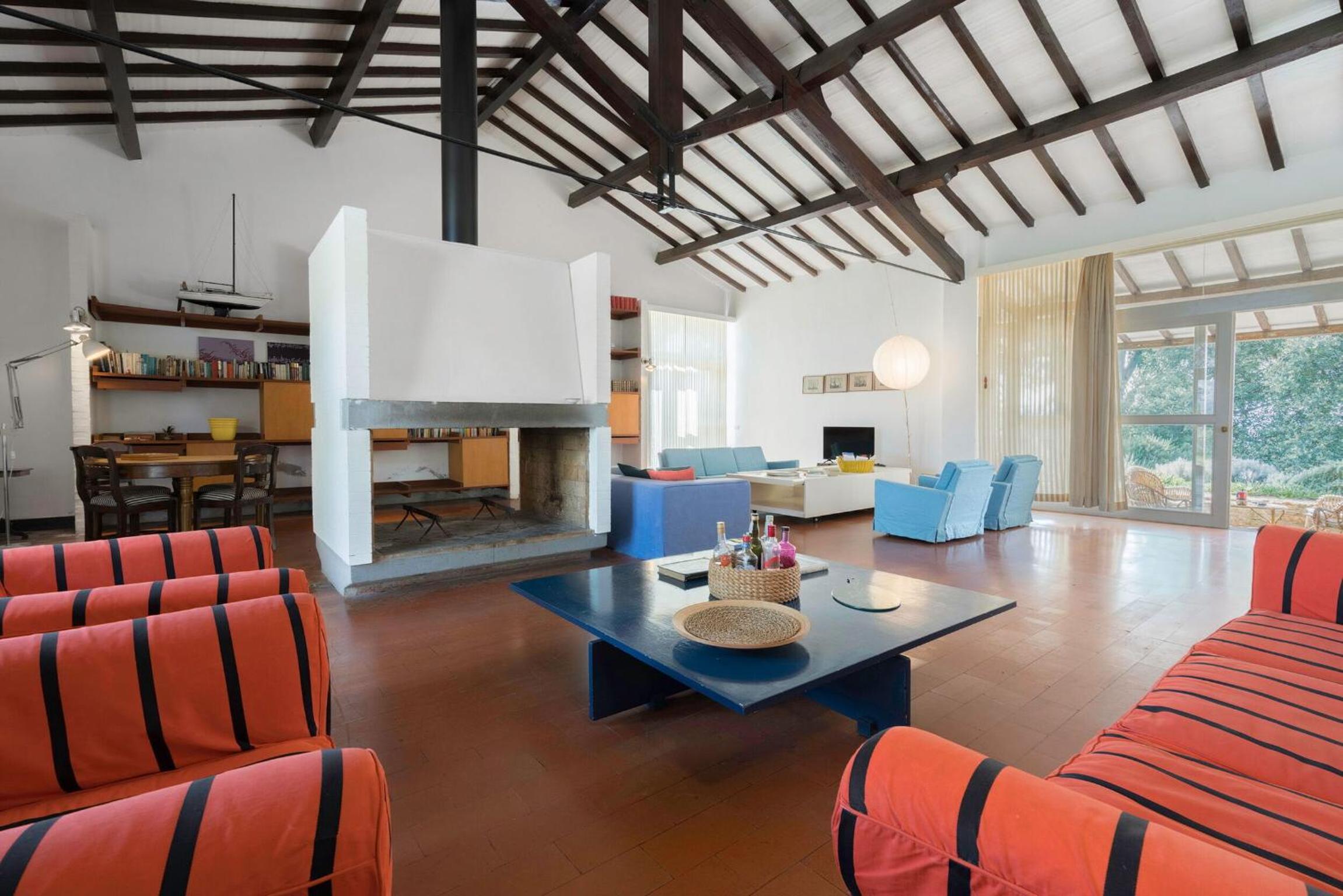 Six-Bedroom House photo 1