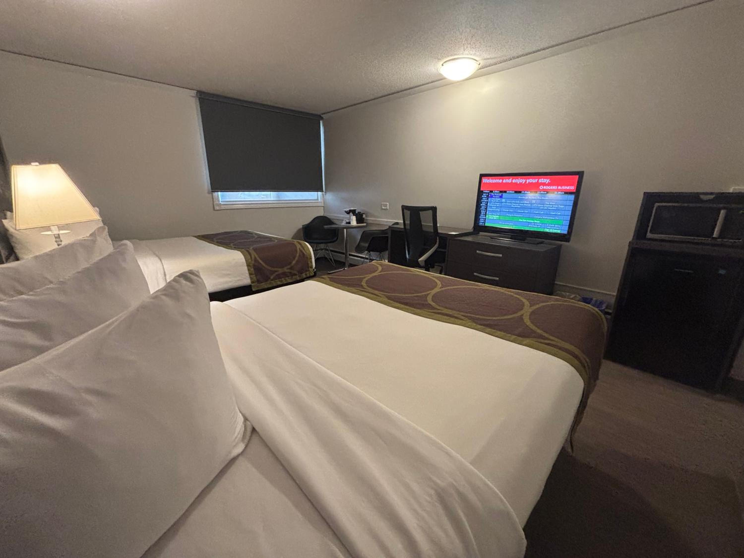 Queen Room with Two Queen Beds - Non-Smoking - Photo 6