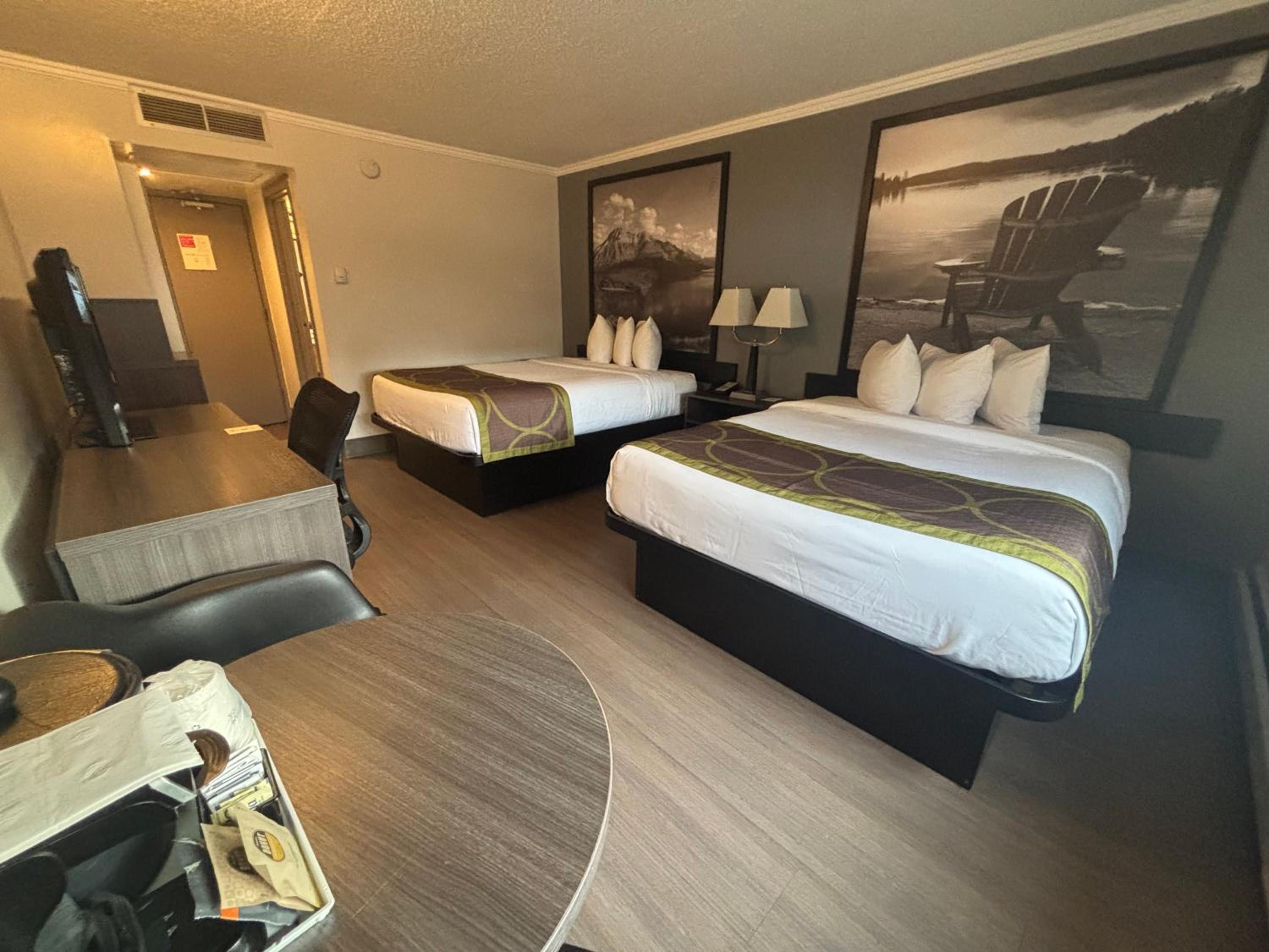 Queen Room with Two Queen Beds - Non-Smoking - Photo 2