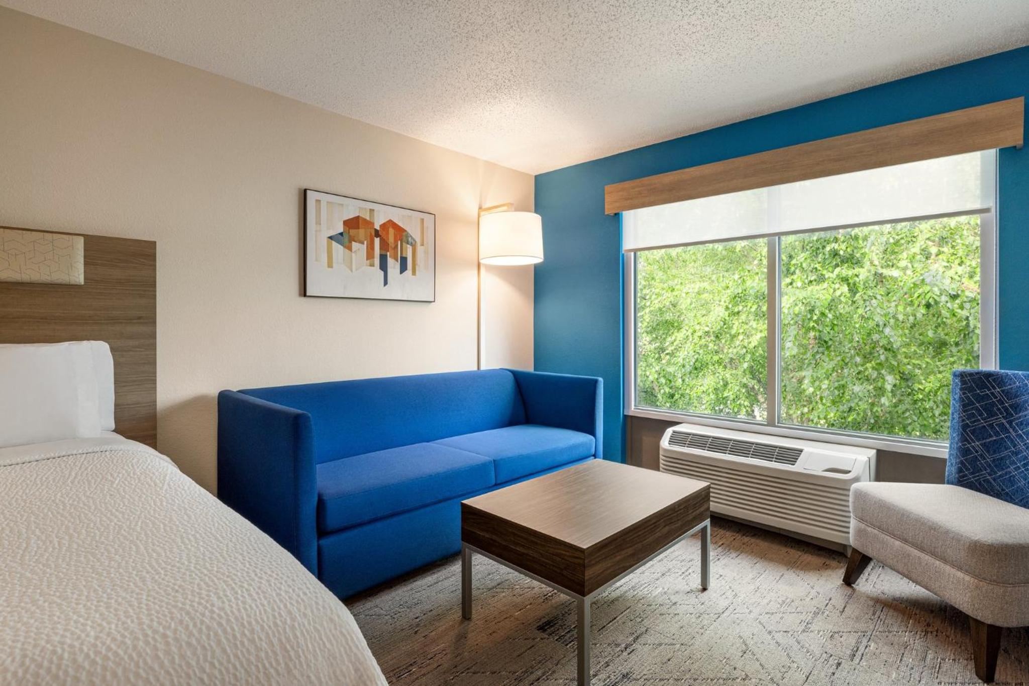 Queen Suite with Two Queen Beds - Photo 3