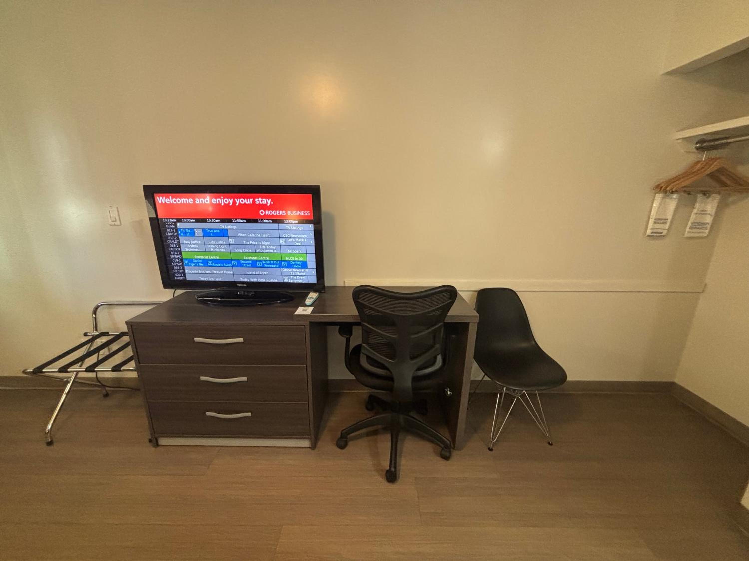 King Room with Kitchenette - Pet-Friendly/Non-Smoking - Photo 2