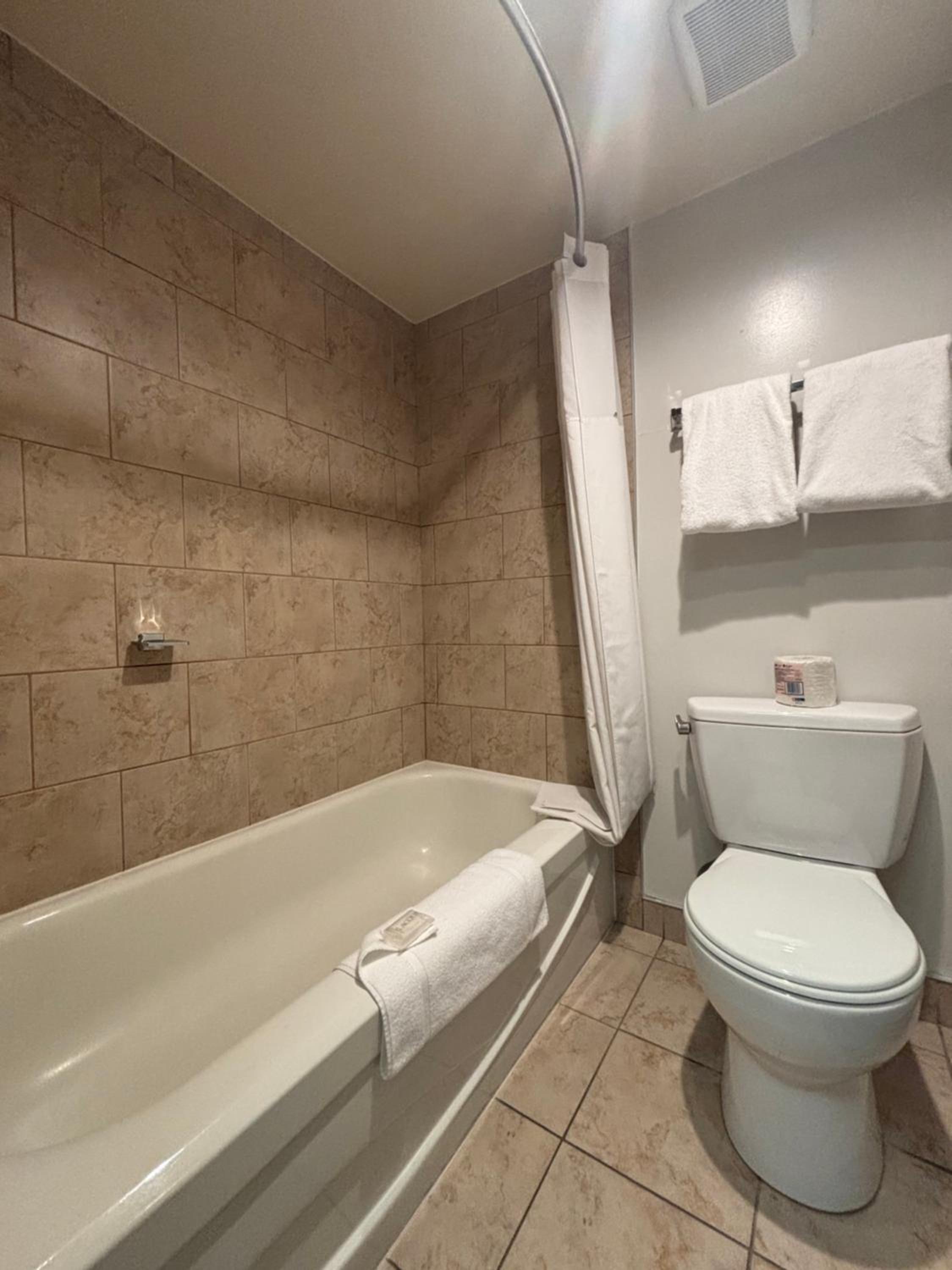 King Room with Kitchenette - Pet-Friendly/Non-Smoking - Photo 3