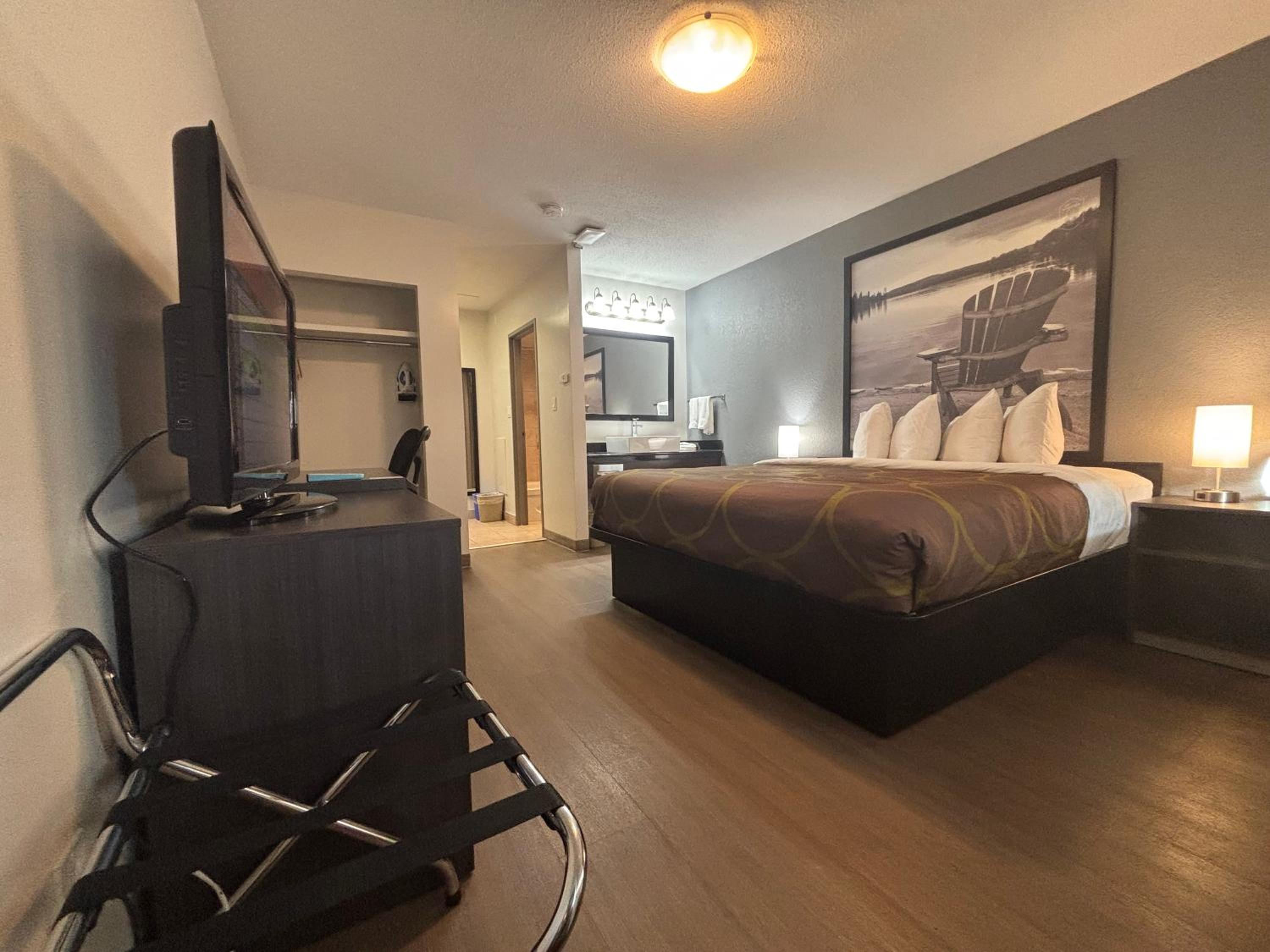 King Room with Kitchenette - Pet-Friendly/Non-Smoking - Photo 6