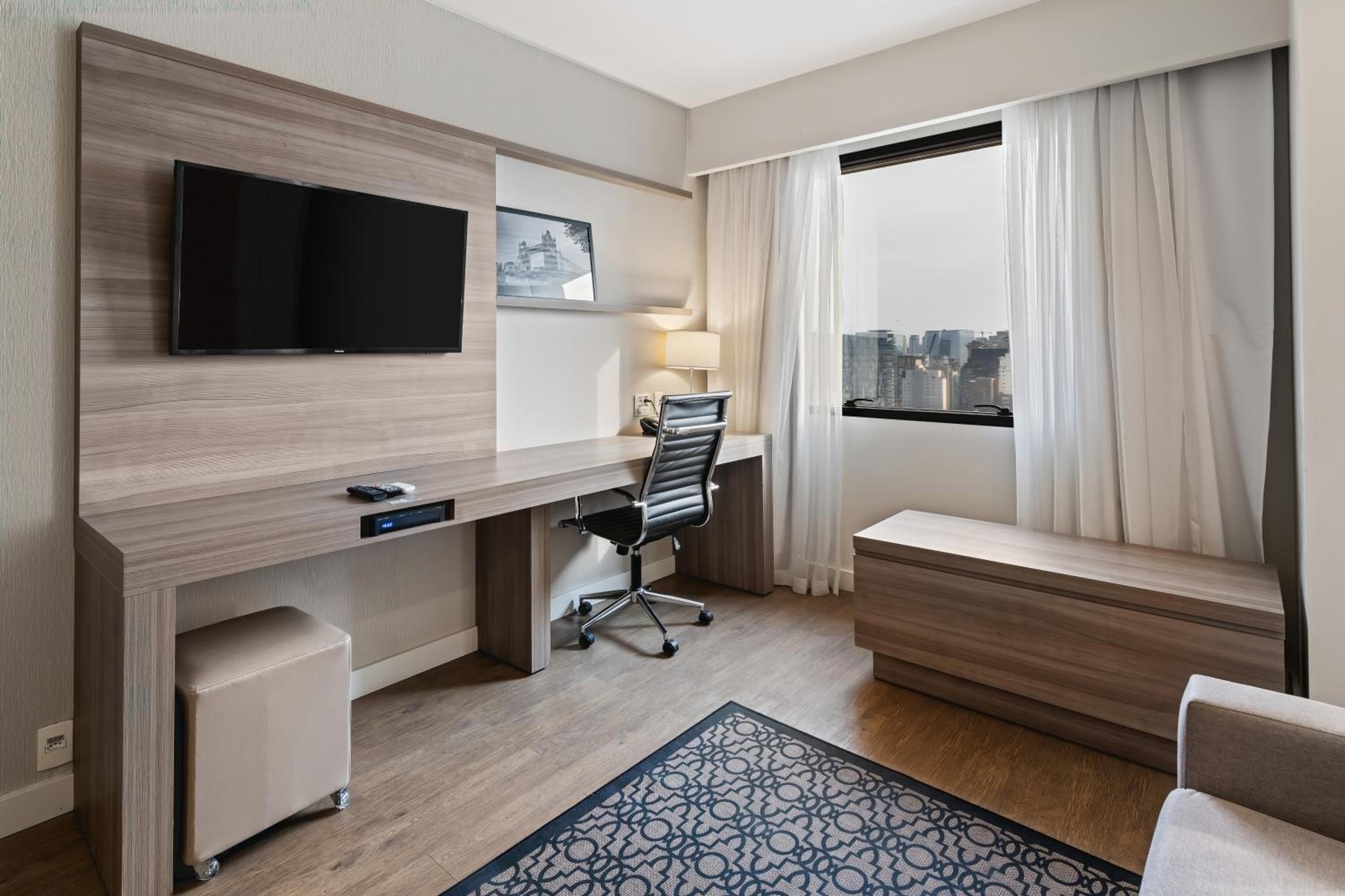 Studio Queen Suite - City View photo 3