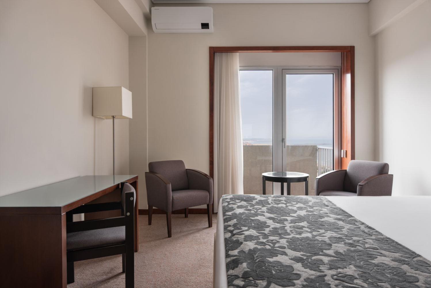 Double or Twin Room with Sea View - Photo 7
