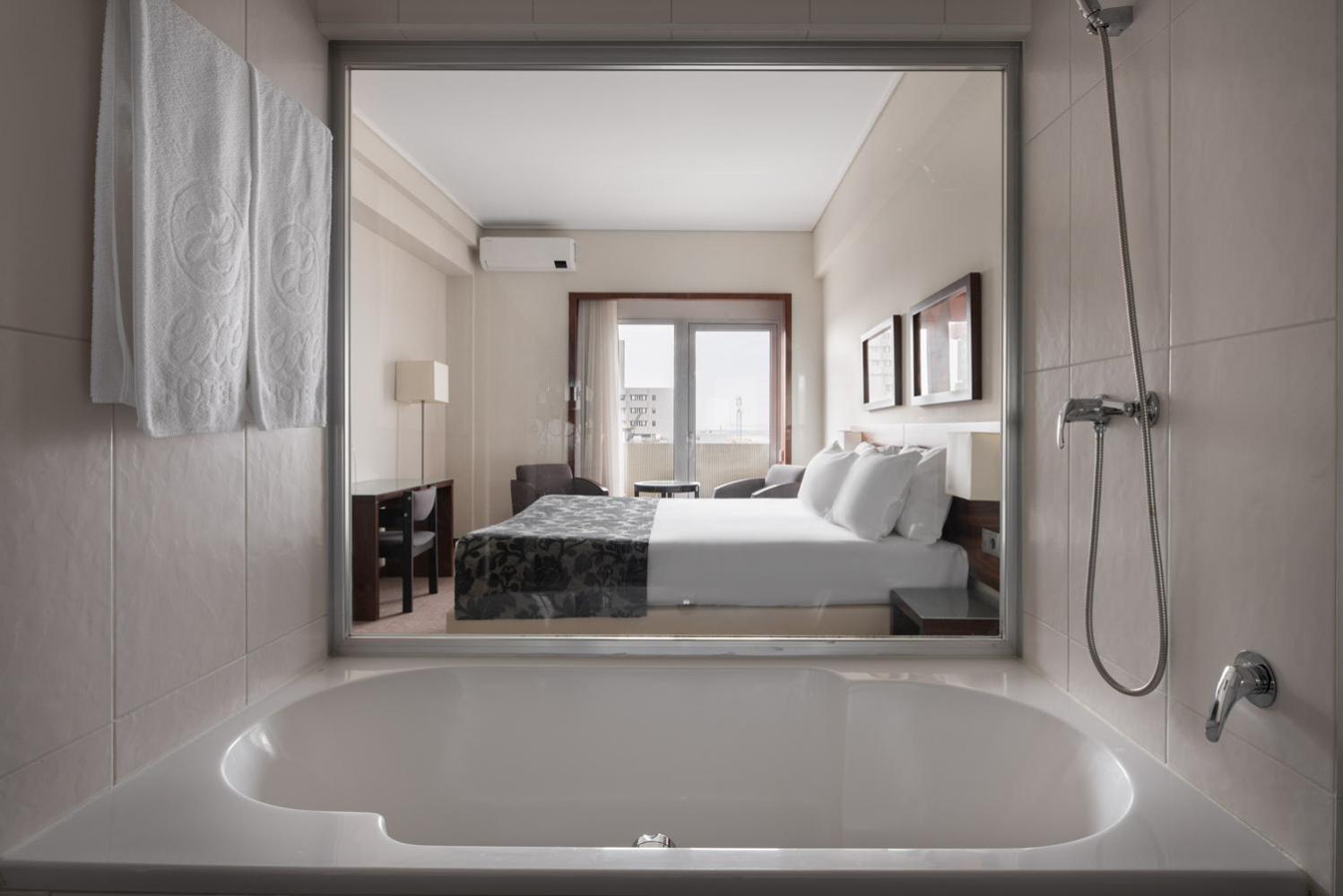 Double or Twin Room with Sea View - Photo 10