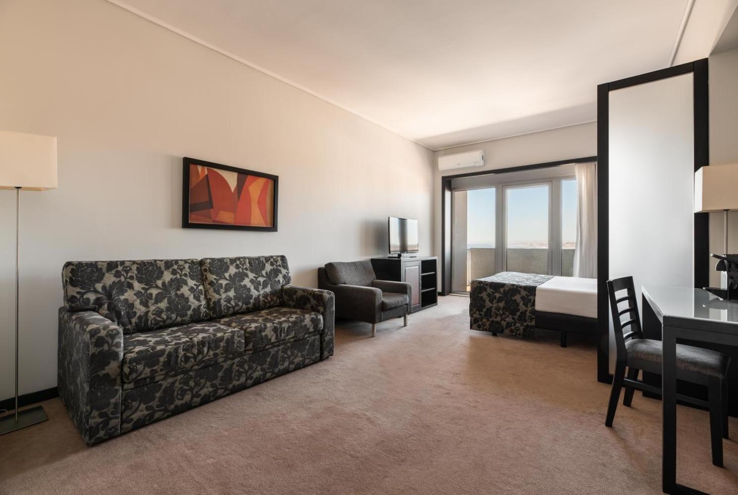Suite with Sea View - Photo 13