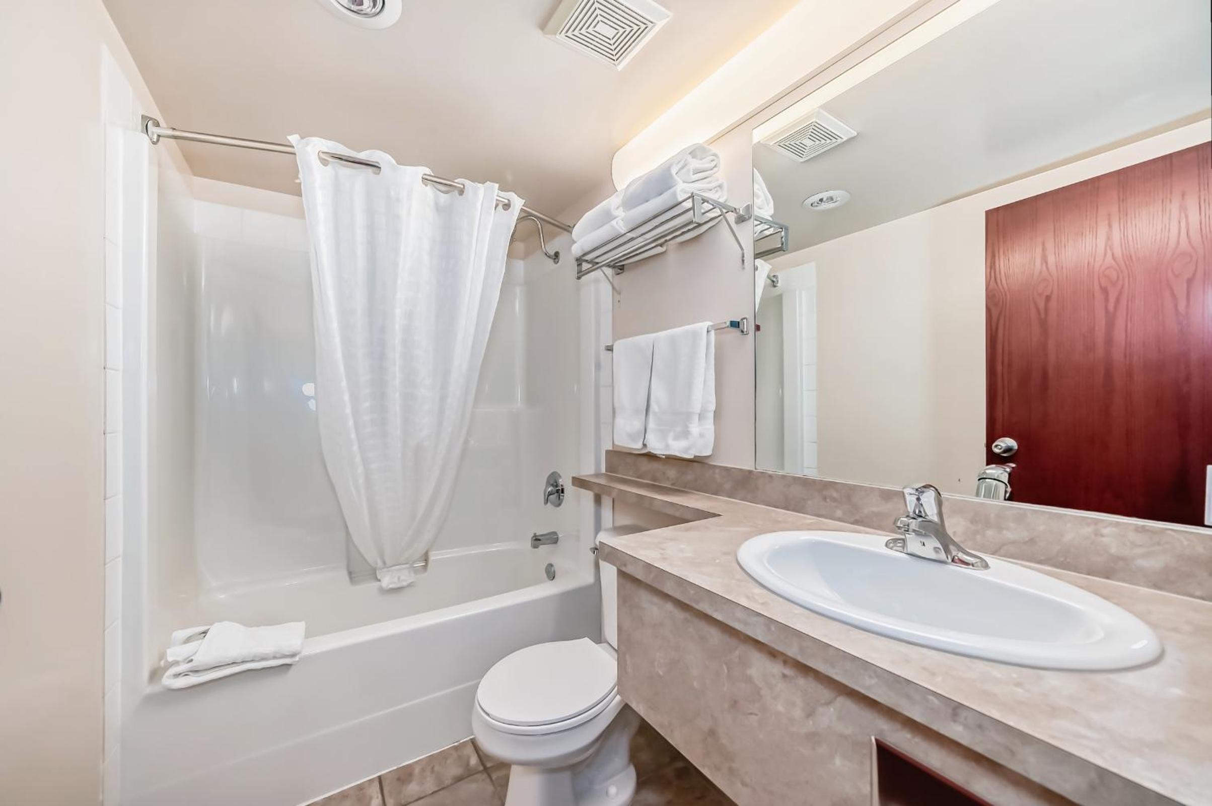 Queen Suite with Mountain View - Non-Smoking photo 2