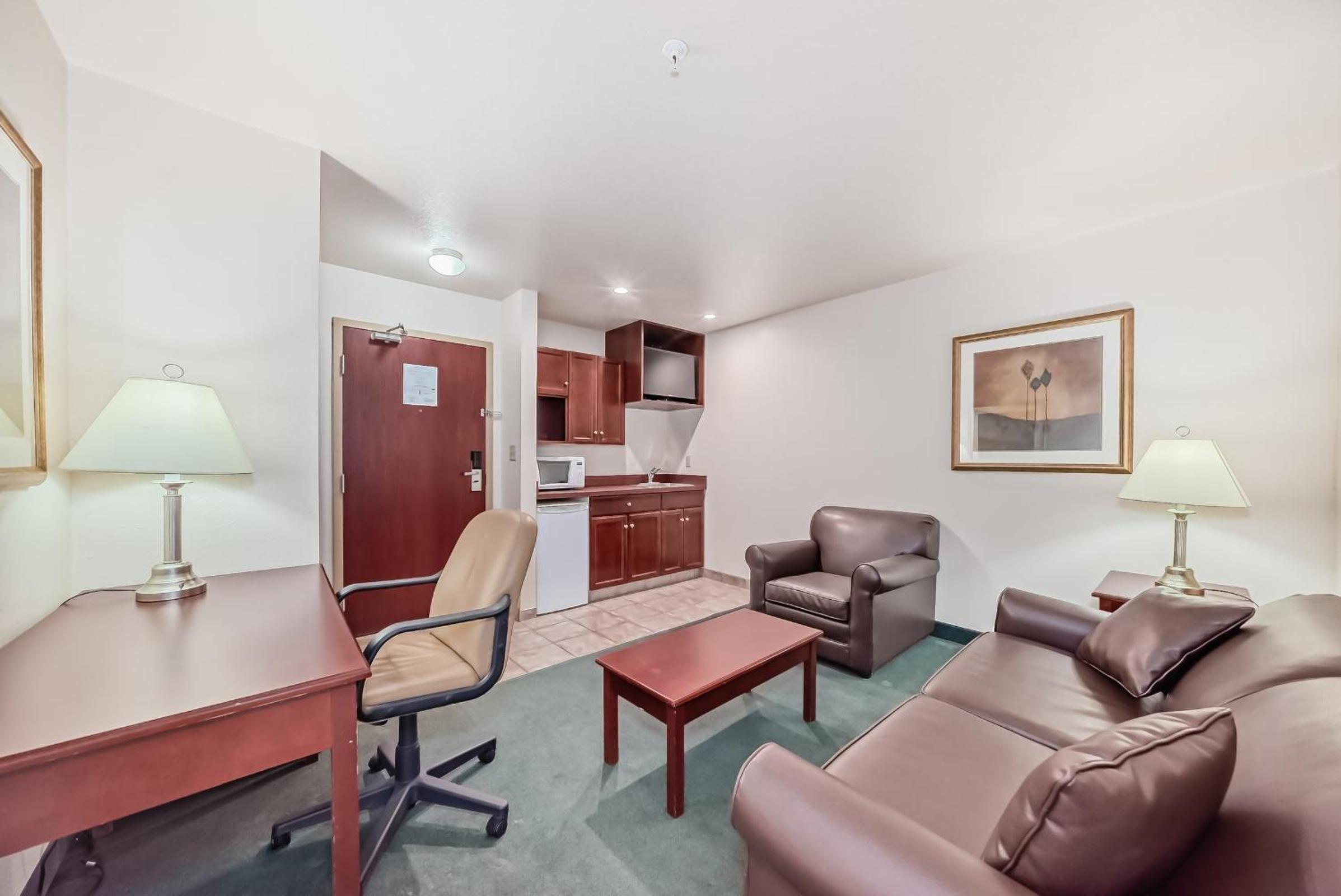 Queen Suite with Mountain View - Non-Smoking photo 3