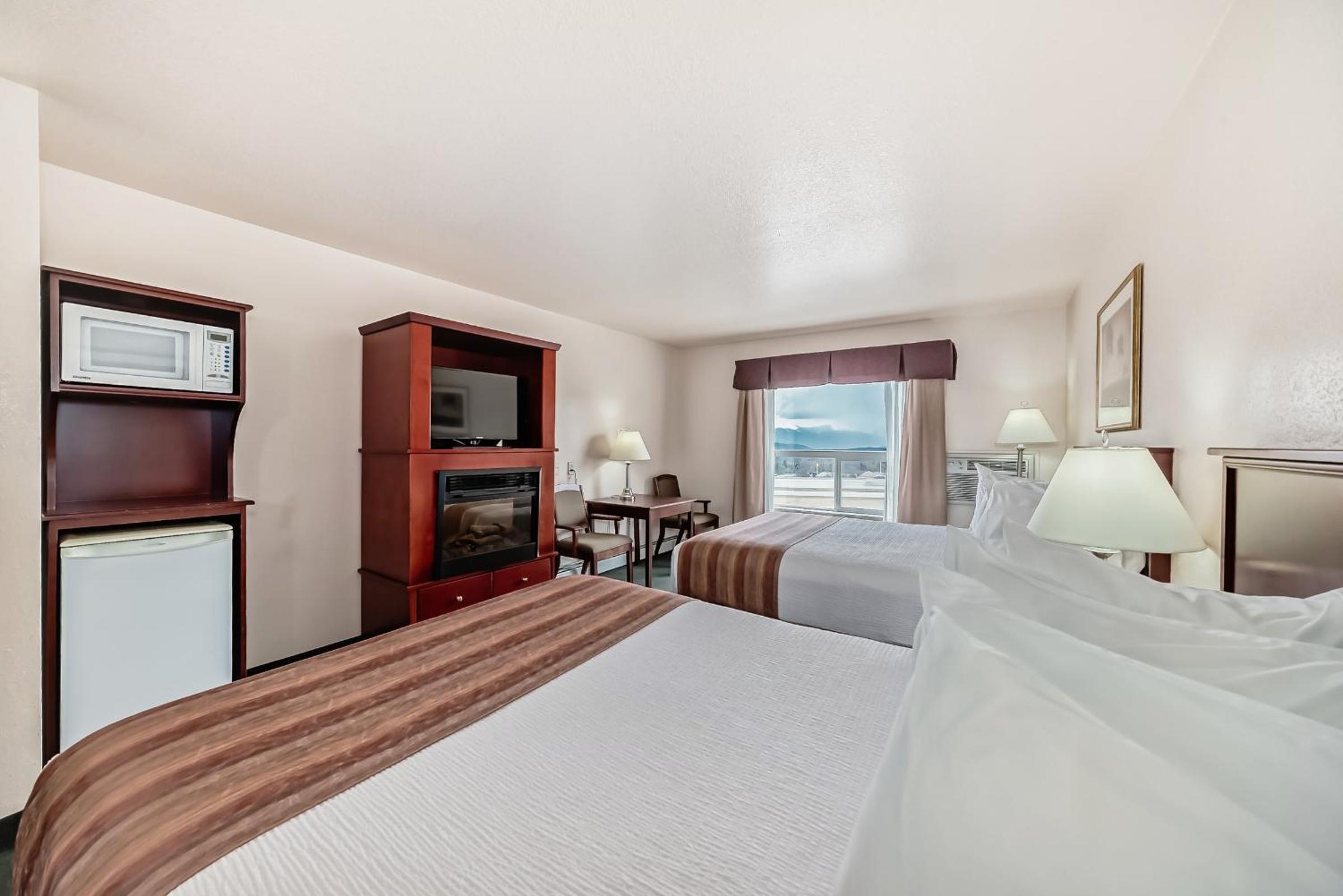 Queen Room with Two Queen Beds - Non-Smoking photo 2