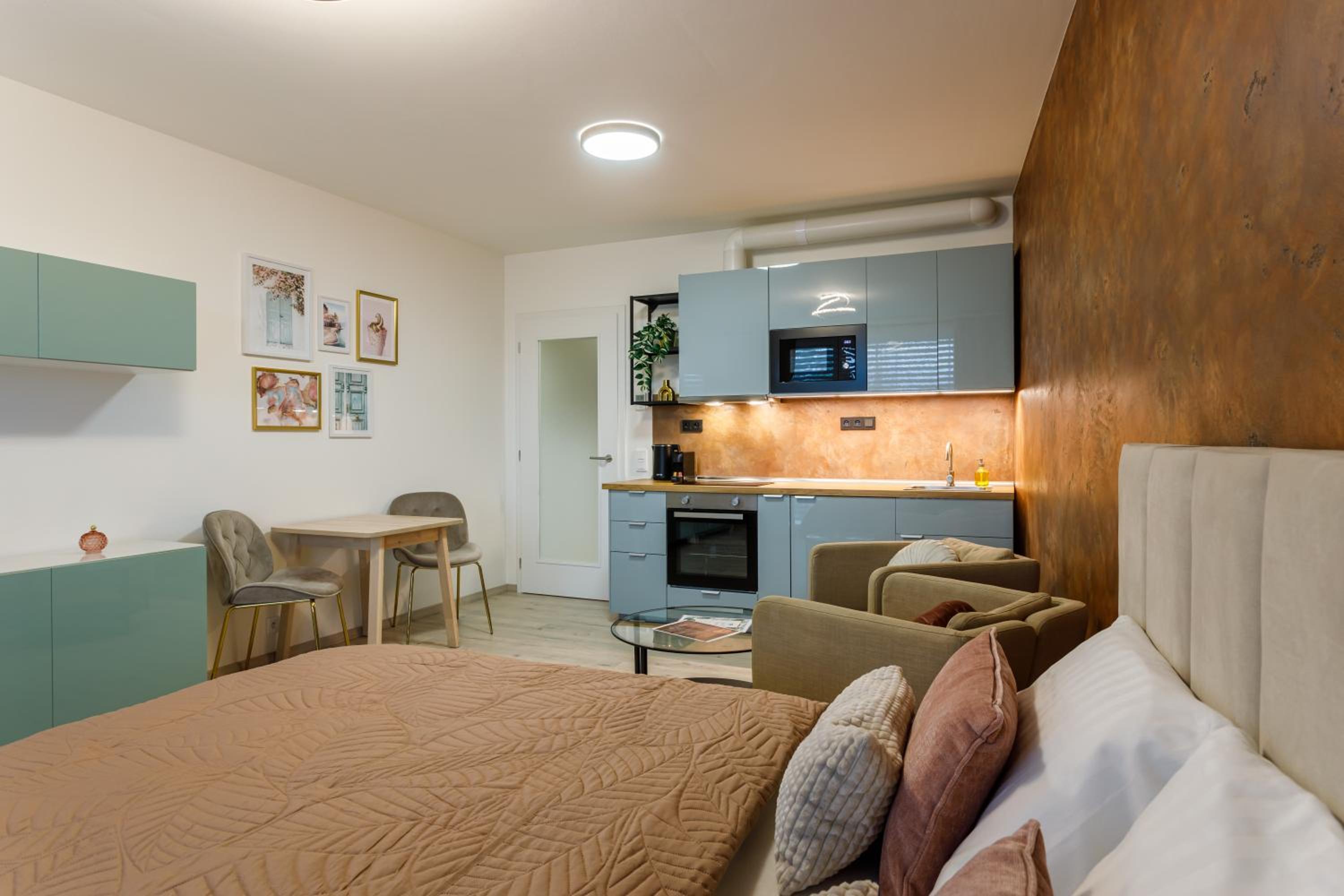 One-Bedroom Apartment photo 1