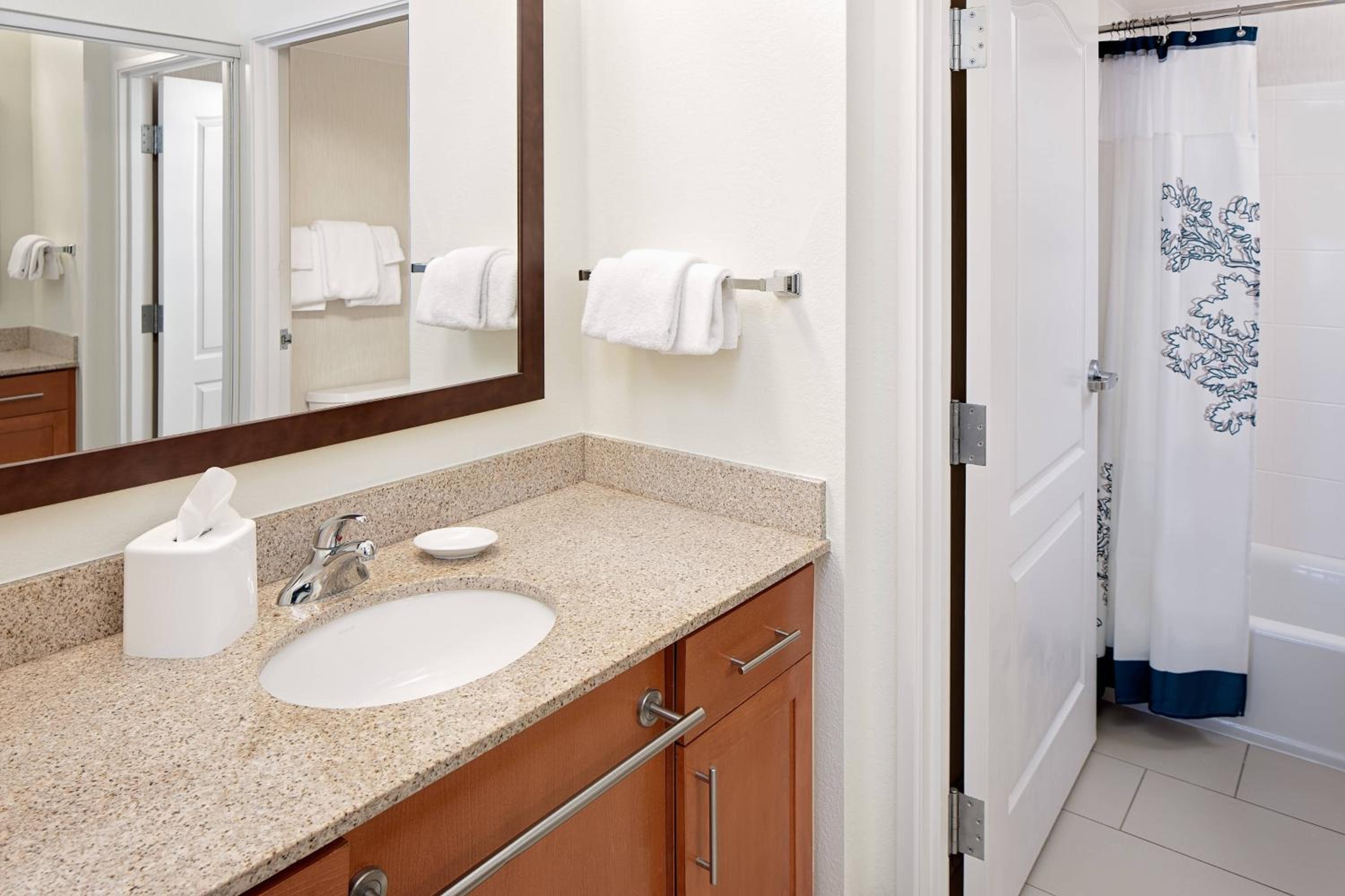 Two-Bedroom Suite - Photo 4