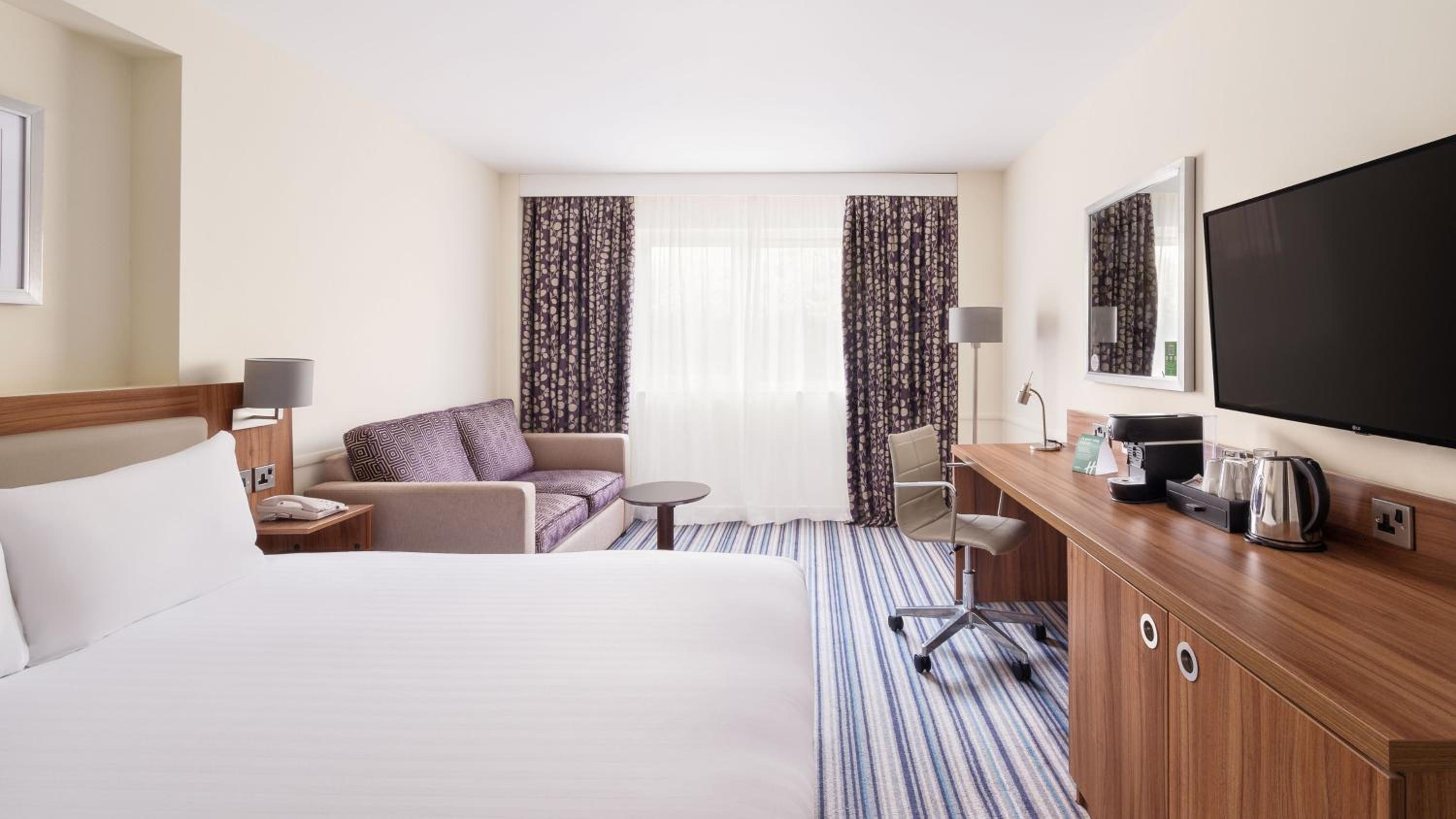 Standard Queen Room with Single Sofa Bed - Photo 2