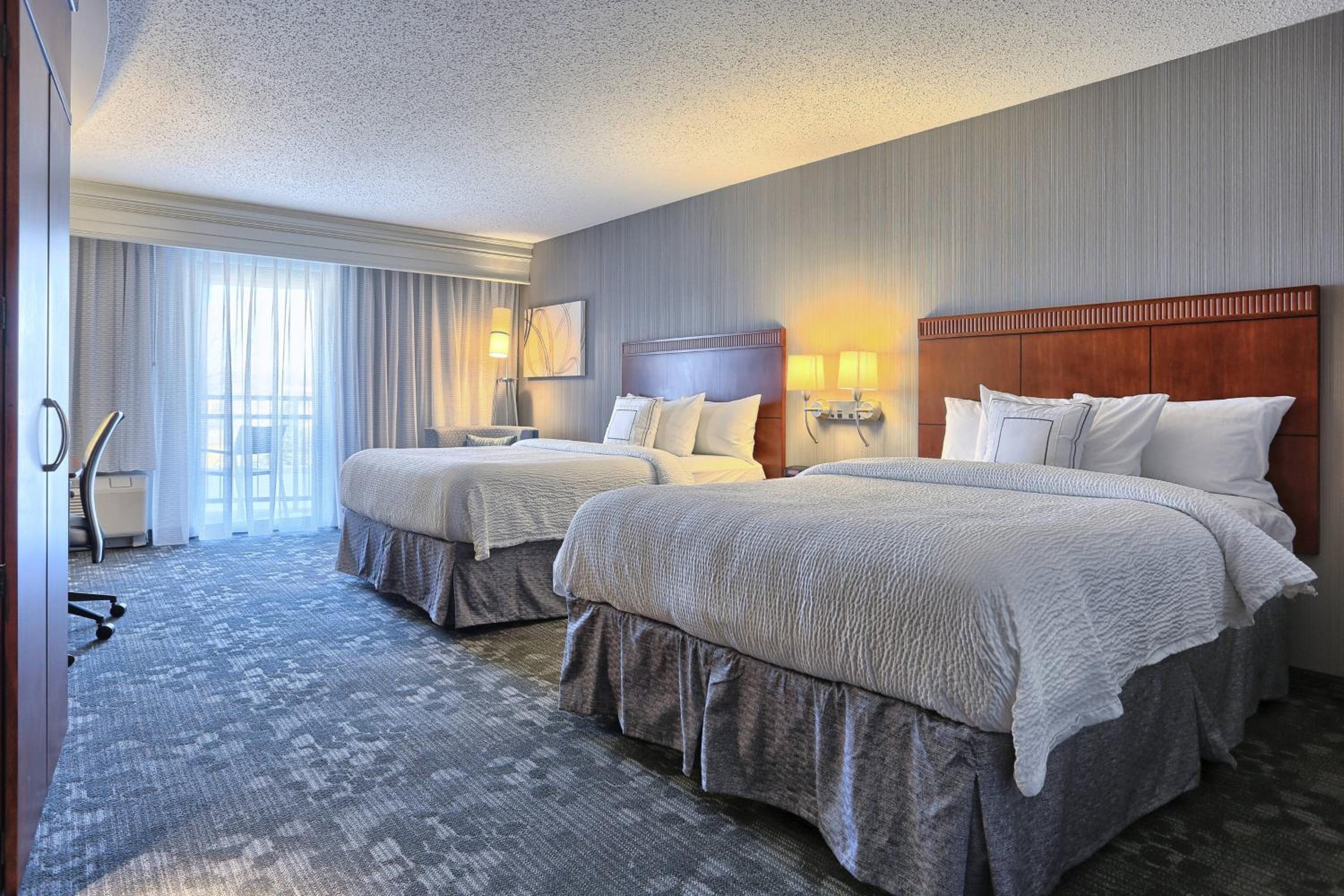 Queen Room with Two Queen Beds - Photo 4