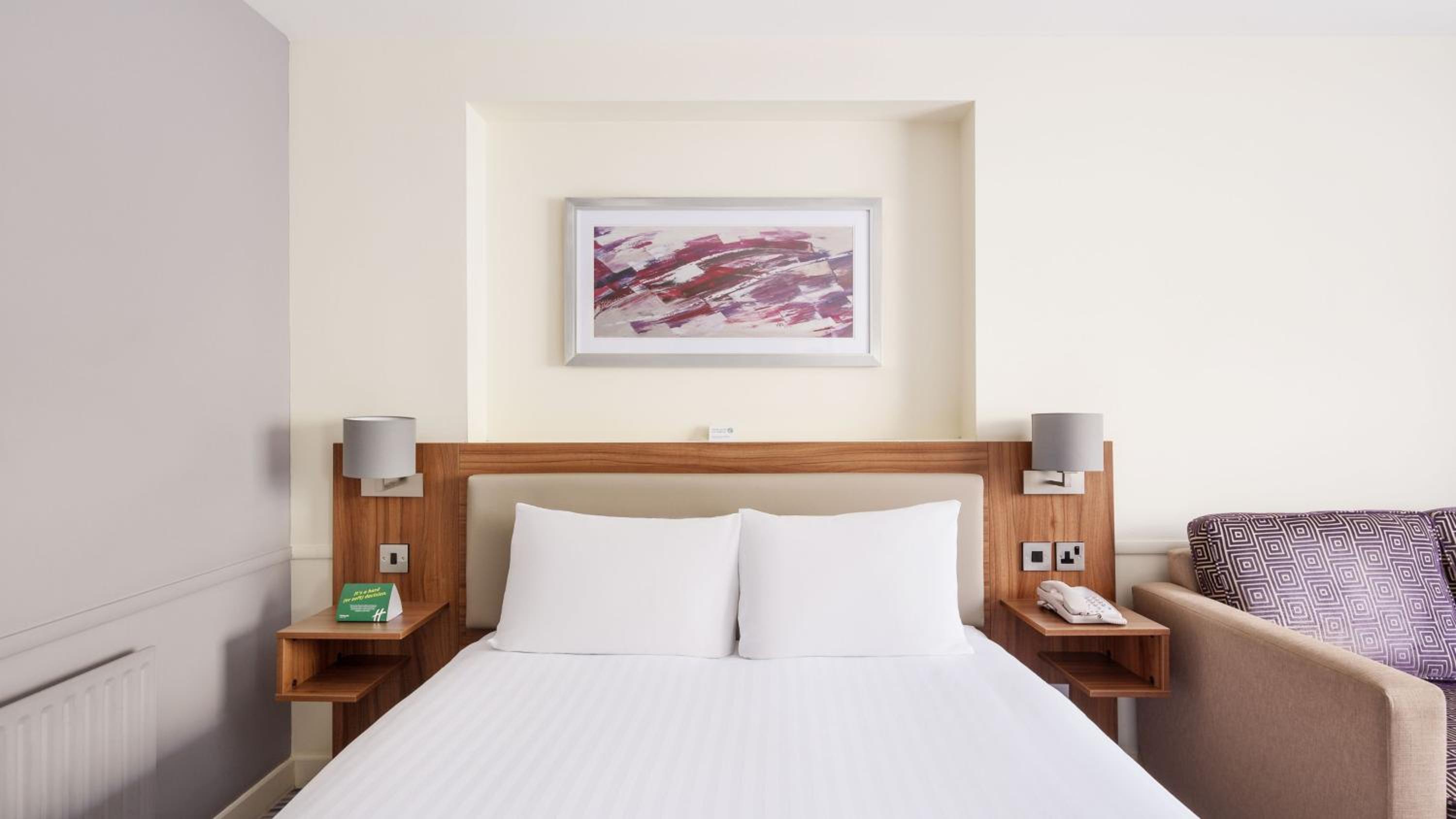 Standard Queen Room with Single Sofa Bed - Photo 4