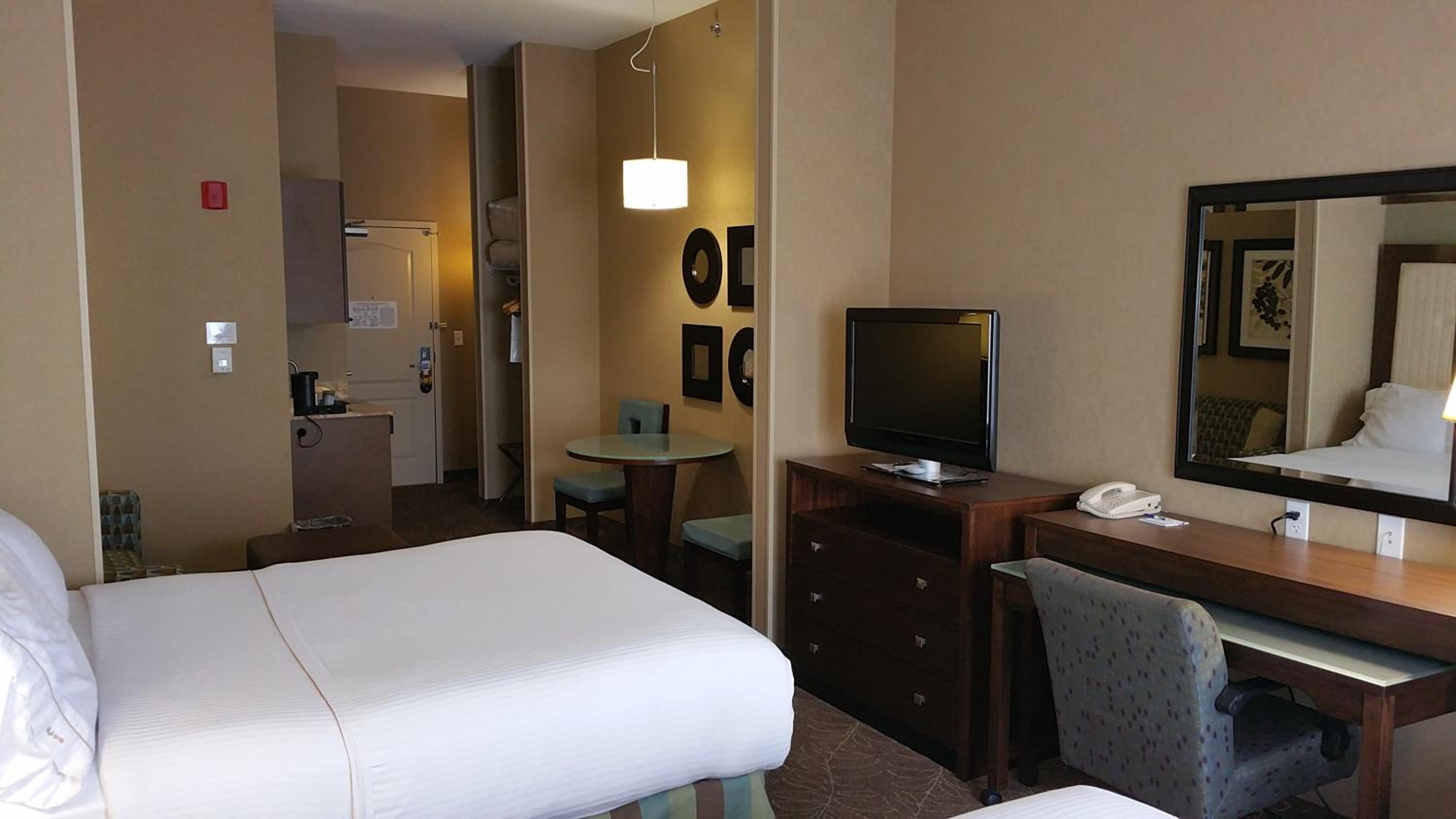 King Suite - Communications and Mobility Accessible Tub - Photo 4