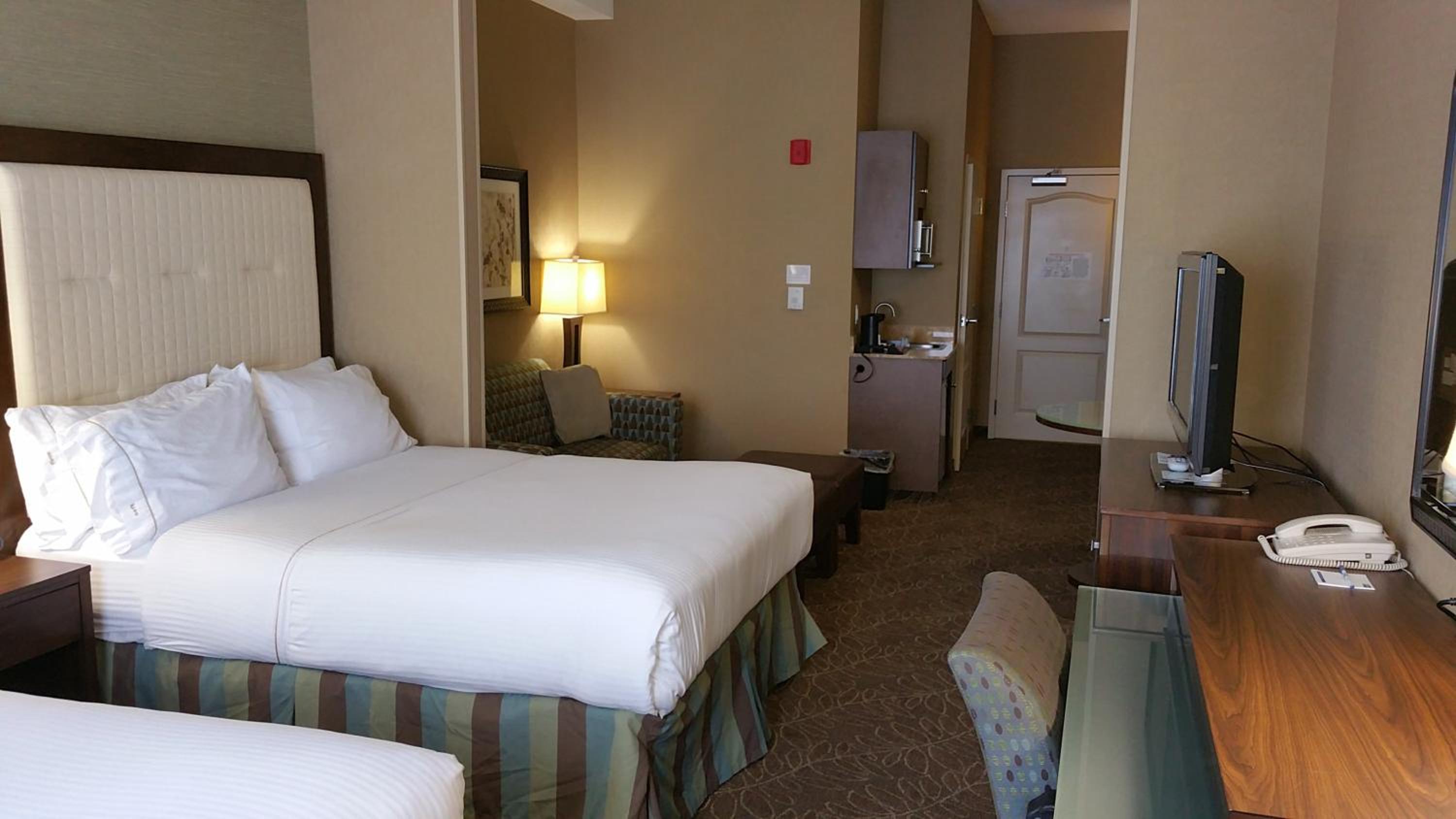 King Suite - Communications and Mobility Accessible Tub - Photo 2