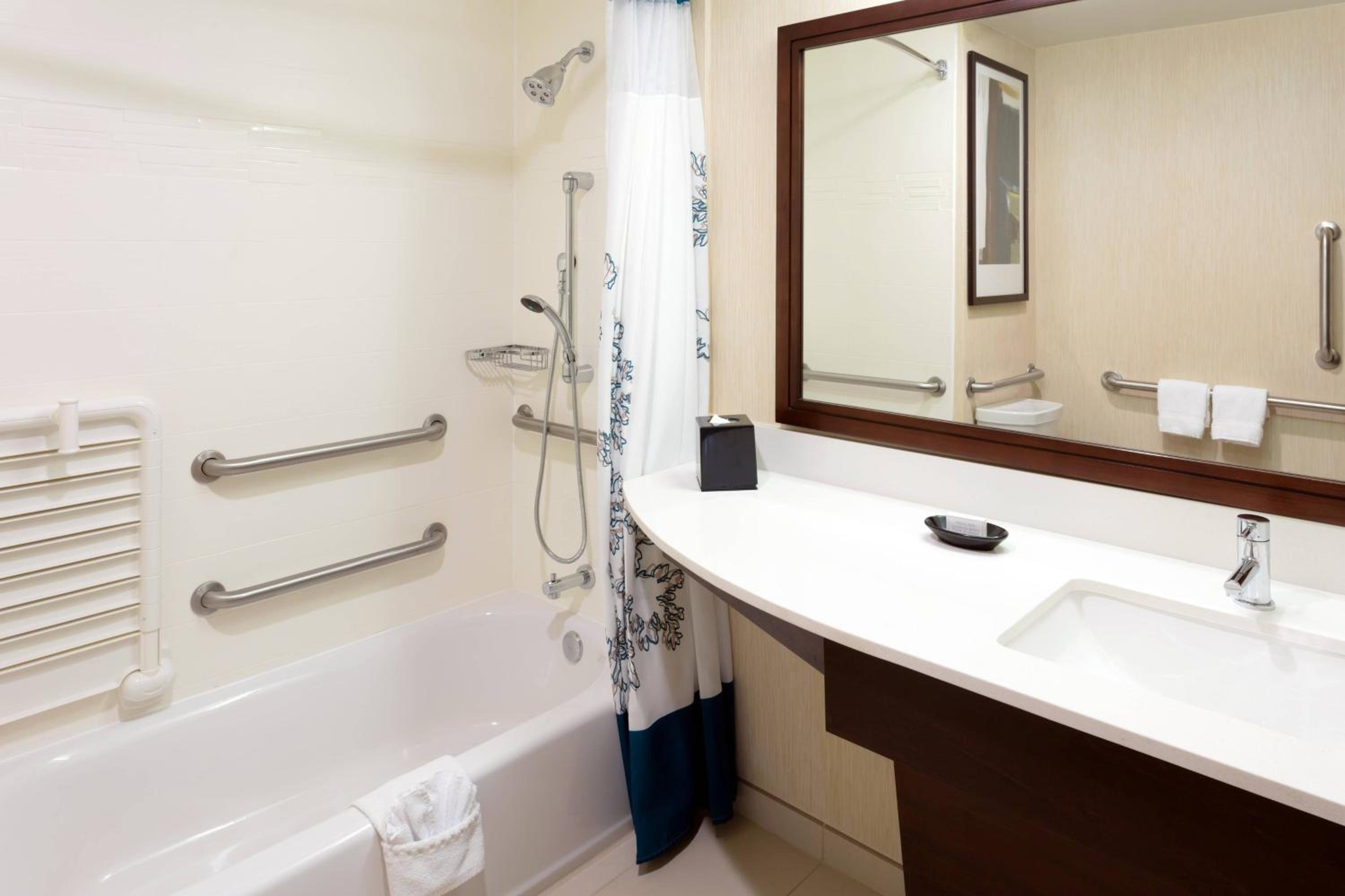 Two-Bedroom Suite with Adapted Tub - Mobility Accessible photo 3