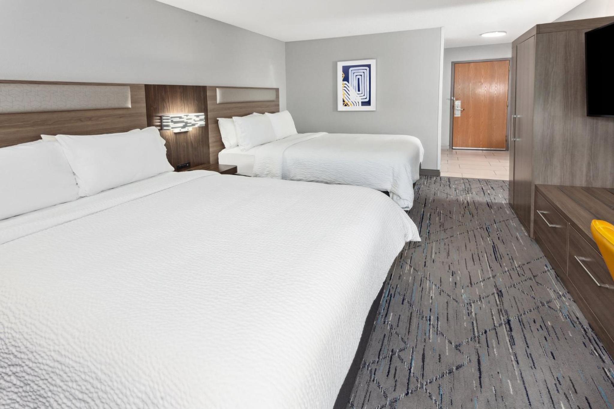 Standard Room with Two Queen Beds - Photo 2