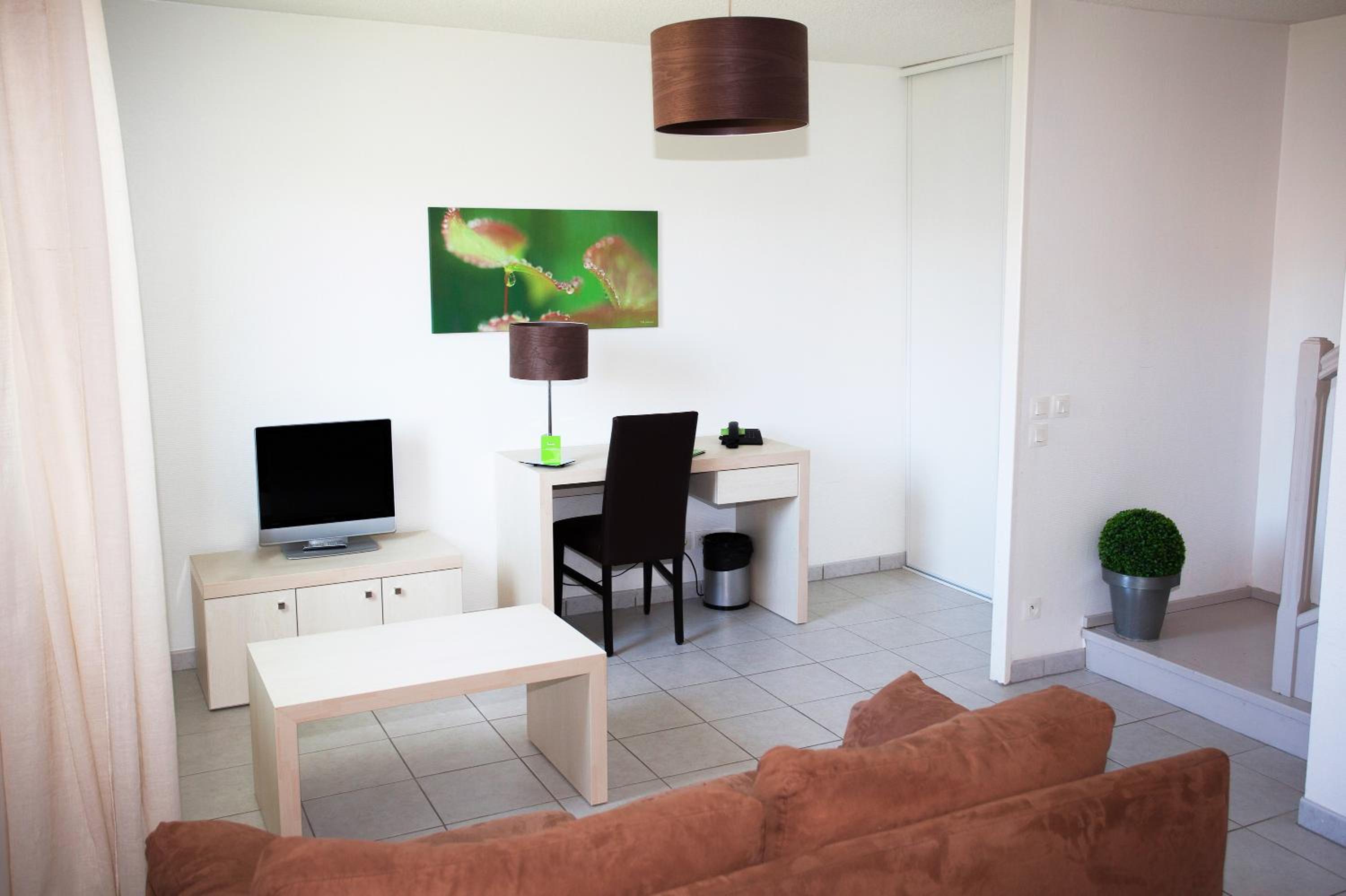 Superior Two-Bedroom Apartment - Photo 4