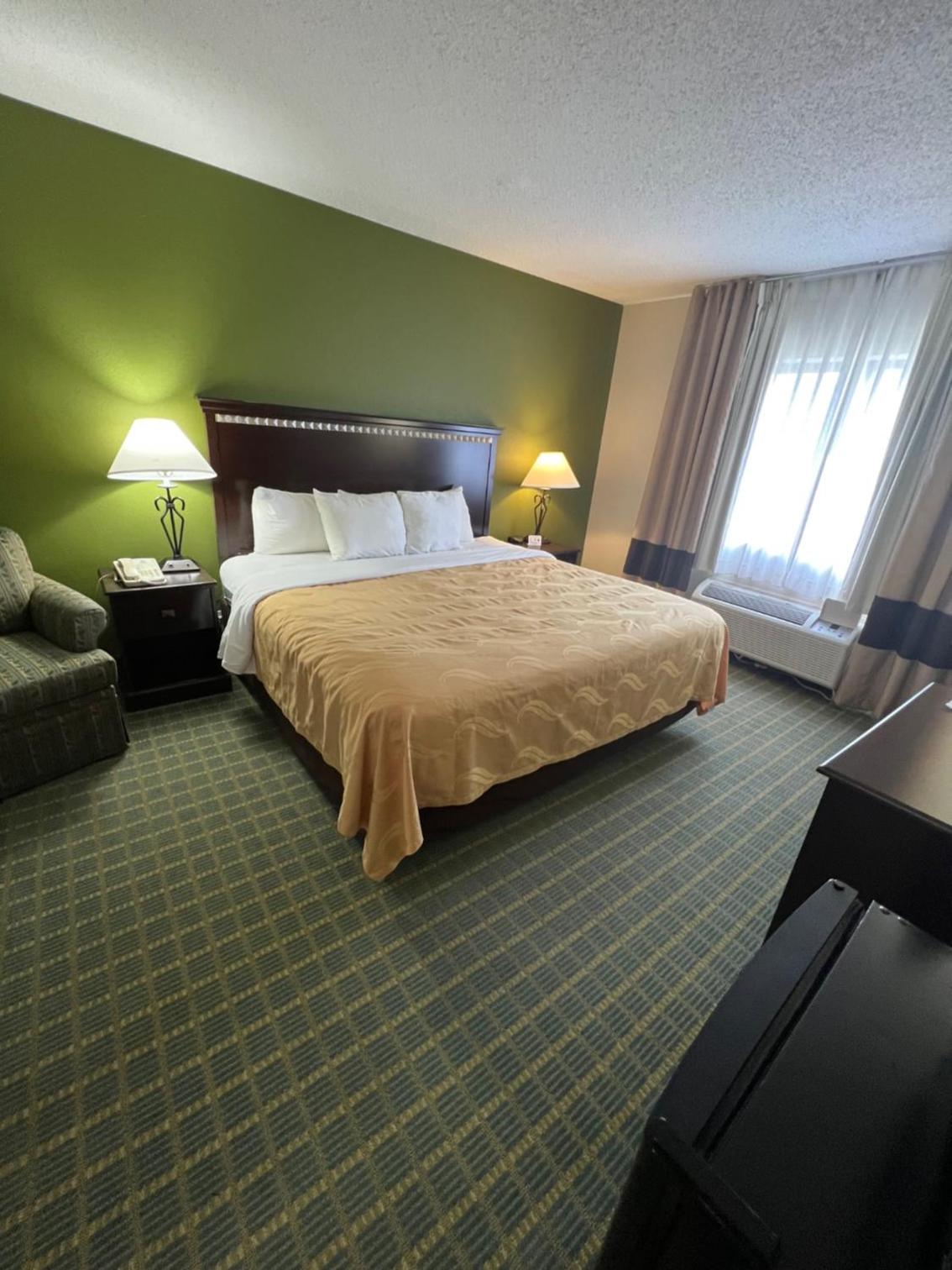 King Room - Non-Smoking - Photo 6