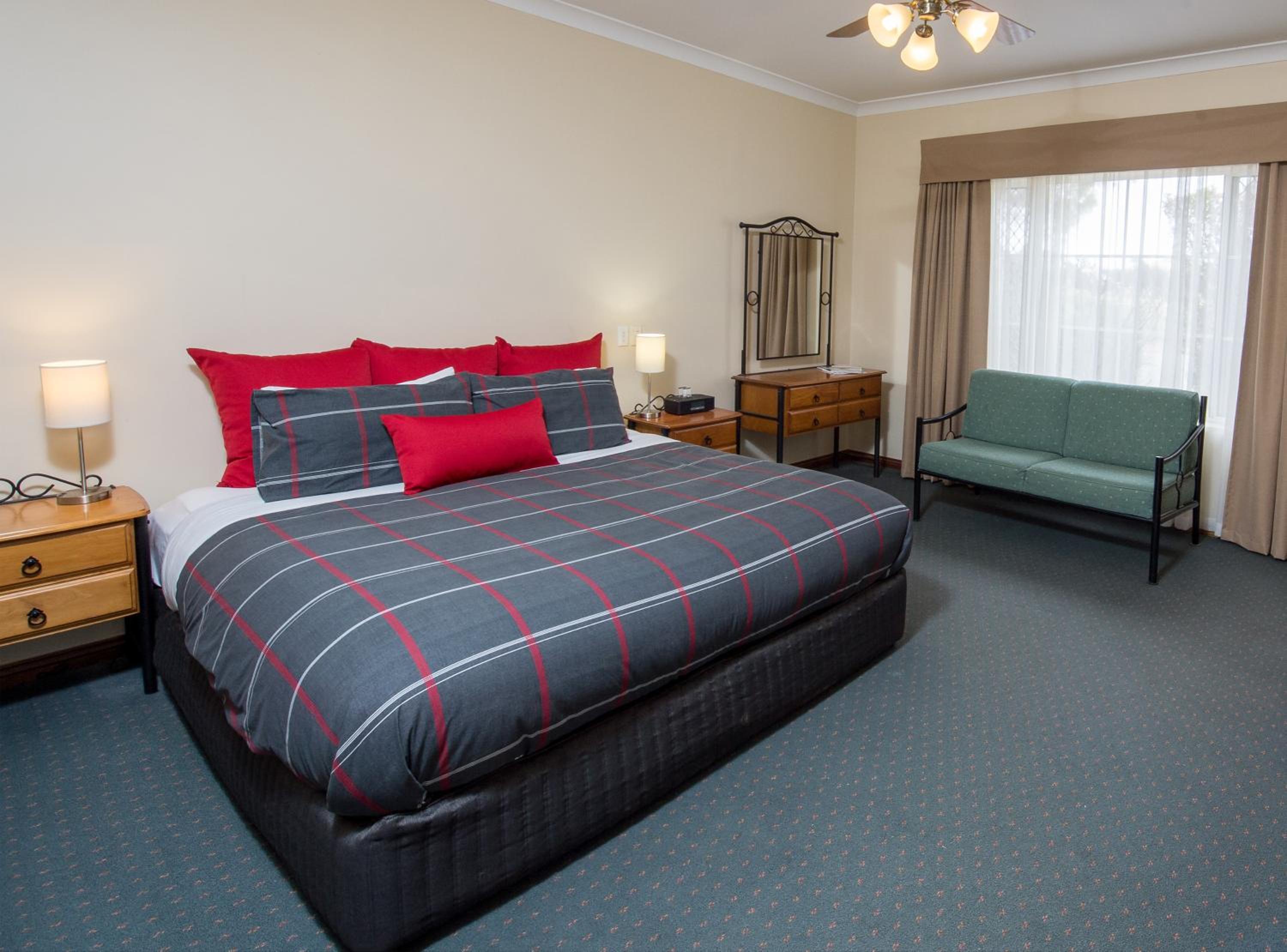 Standard King Room - Photo 5