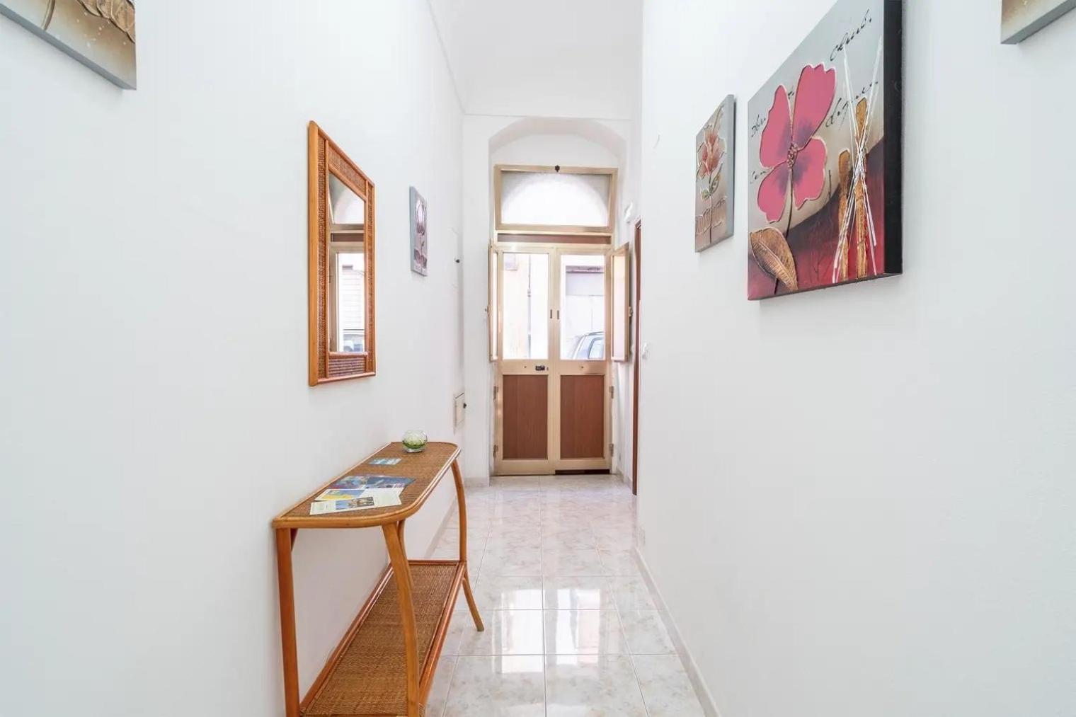 One-Bedroom House photo 1