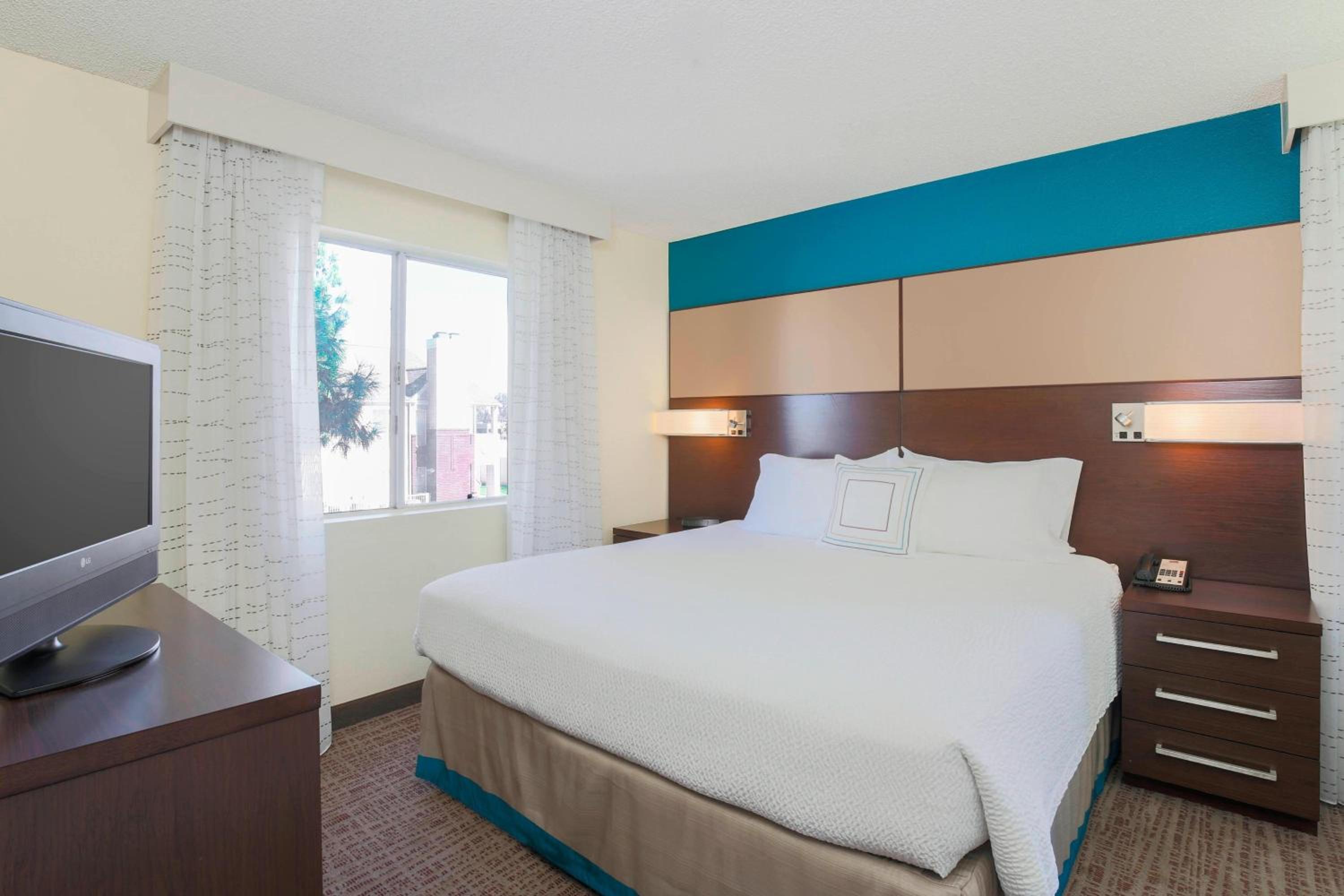 Two-Bedroom Suite - Photo 4